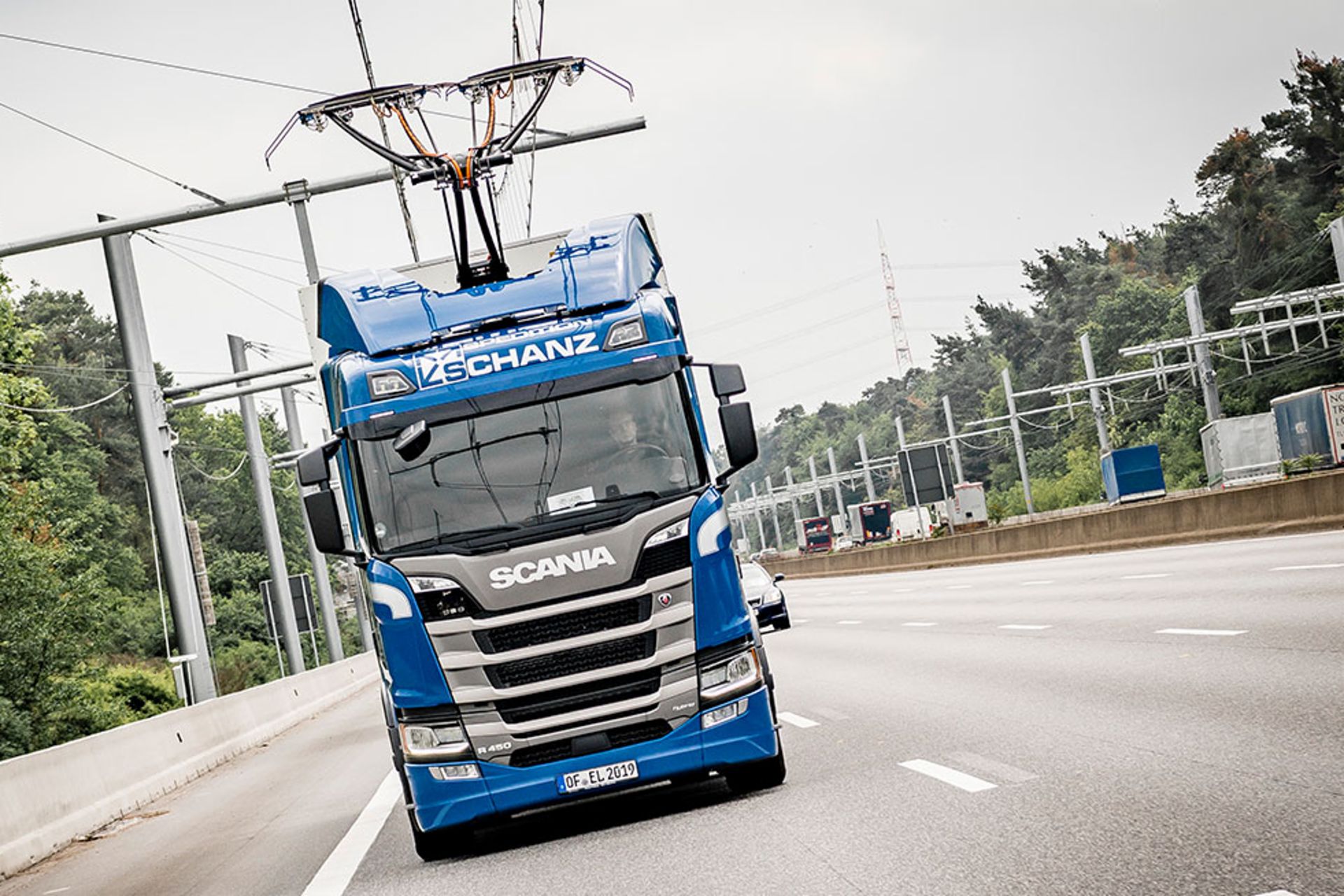 Scania has supplied 15 hybrid R 450 trucks for the field tests.
                 