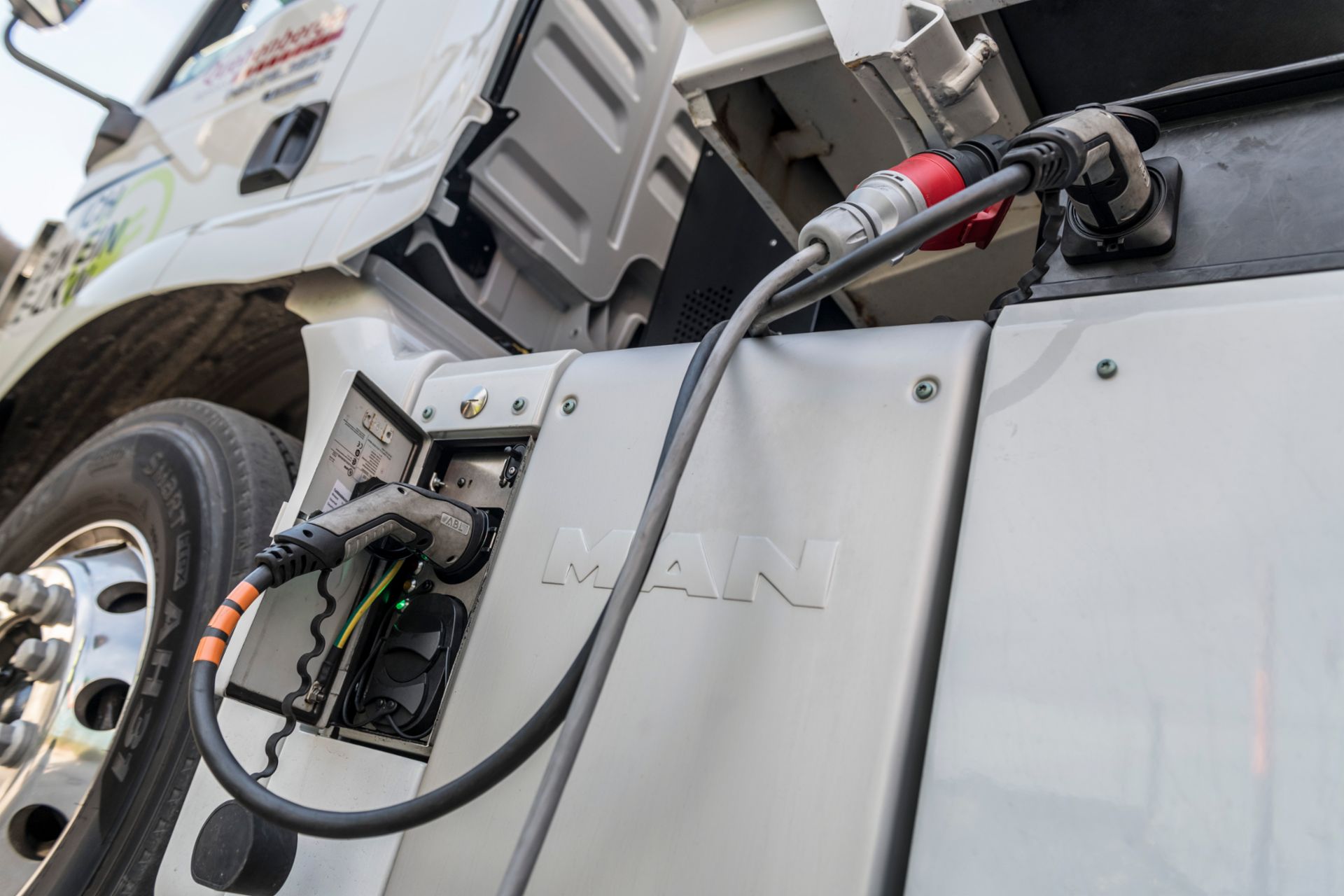 A practical solution - until permanent charging station at the location of the eTruck has been finished, a mobile charging unit makes it possible to charge via a conventional high-voltage power outlet.