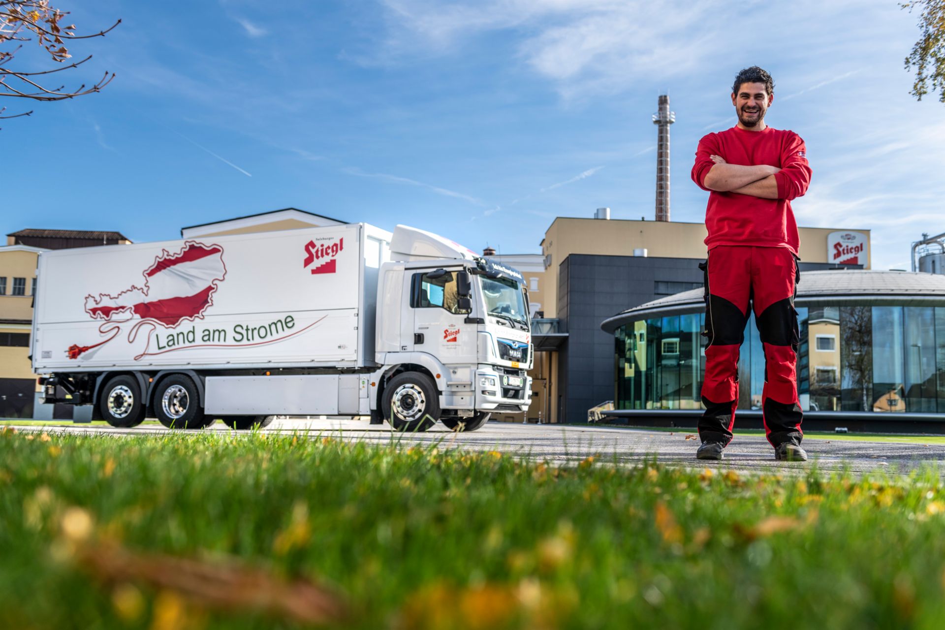 Dominik Lackner drives and tests the MAN eTruck for the Stiegl brewery.