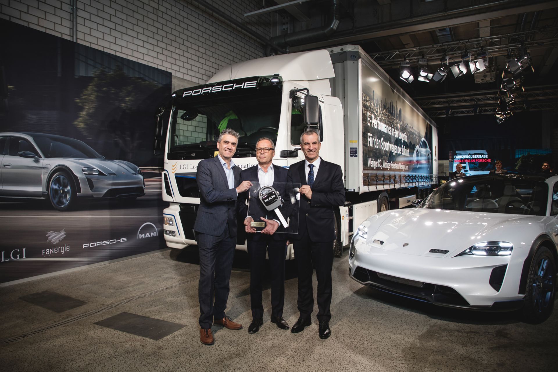 (from right) Albrecht Reimold, Board Member for Production and Logistics Porsche AG, Eckhard Busch, Managing Director LGI Logistics Group International GmbH, Dr. Manuel Marx, Head of Vehicle Development MAN Truck & Bus AG.