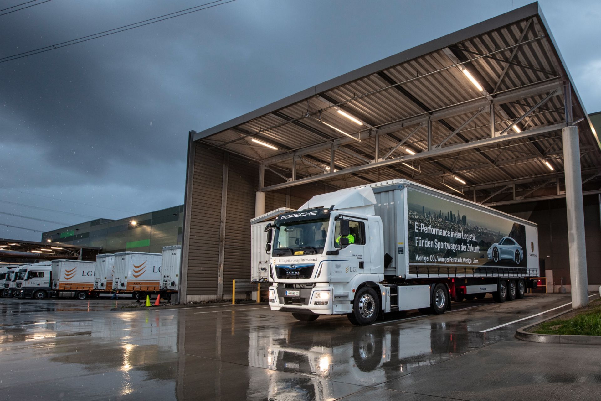 The zero emission and almost noiseless 32 ton vehicle adds to the production logistics’ fleet at the Porsche headquarters in Stuttgart-Zuffenhausen.
                 