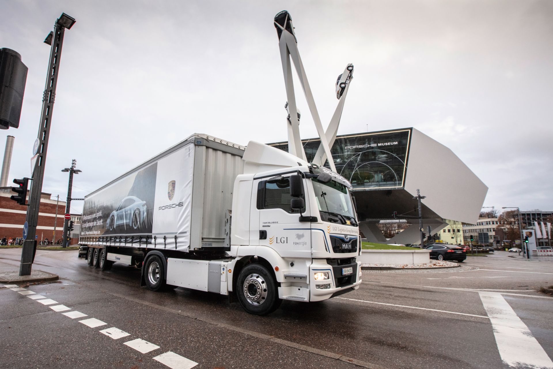 The MAN eTGM is used in delivery traffic between logistics partner LGI Logistics Group International GmbH and the Porsche plant.
                 