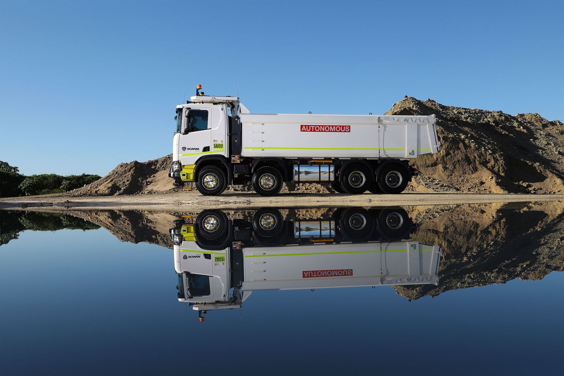 The Scania XT 8×4 autonomous tipper truck in an Australien mine.
