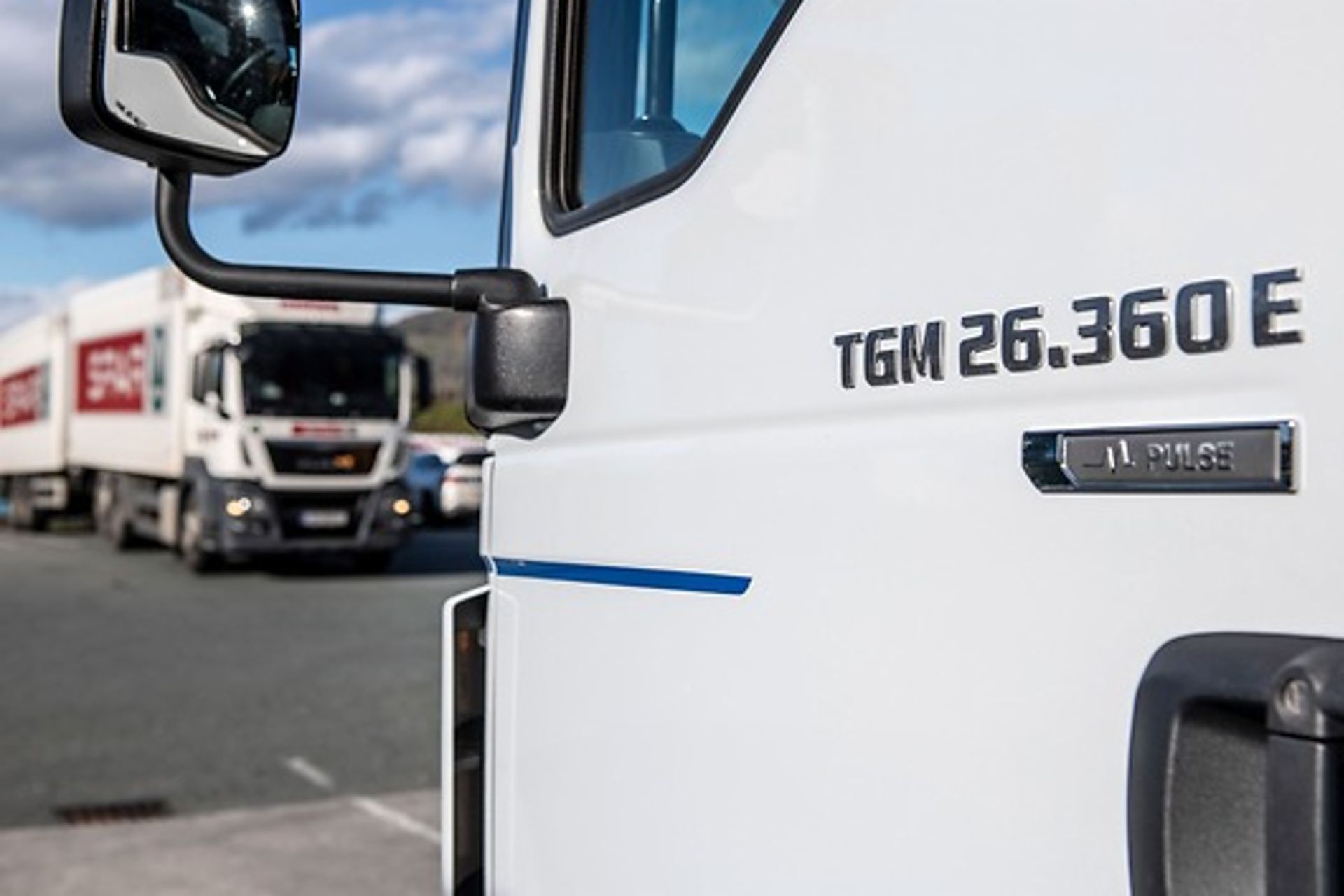 Visually, the fully electric 26 tonne truck is almost identical to it’s diesel-powered “colleagues”, just the E on the type plate gives away the difference.