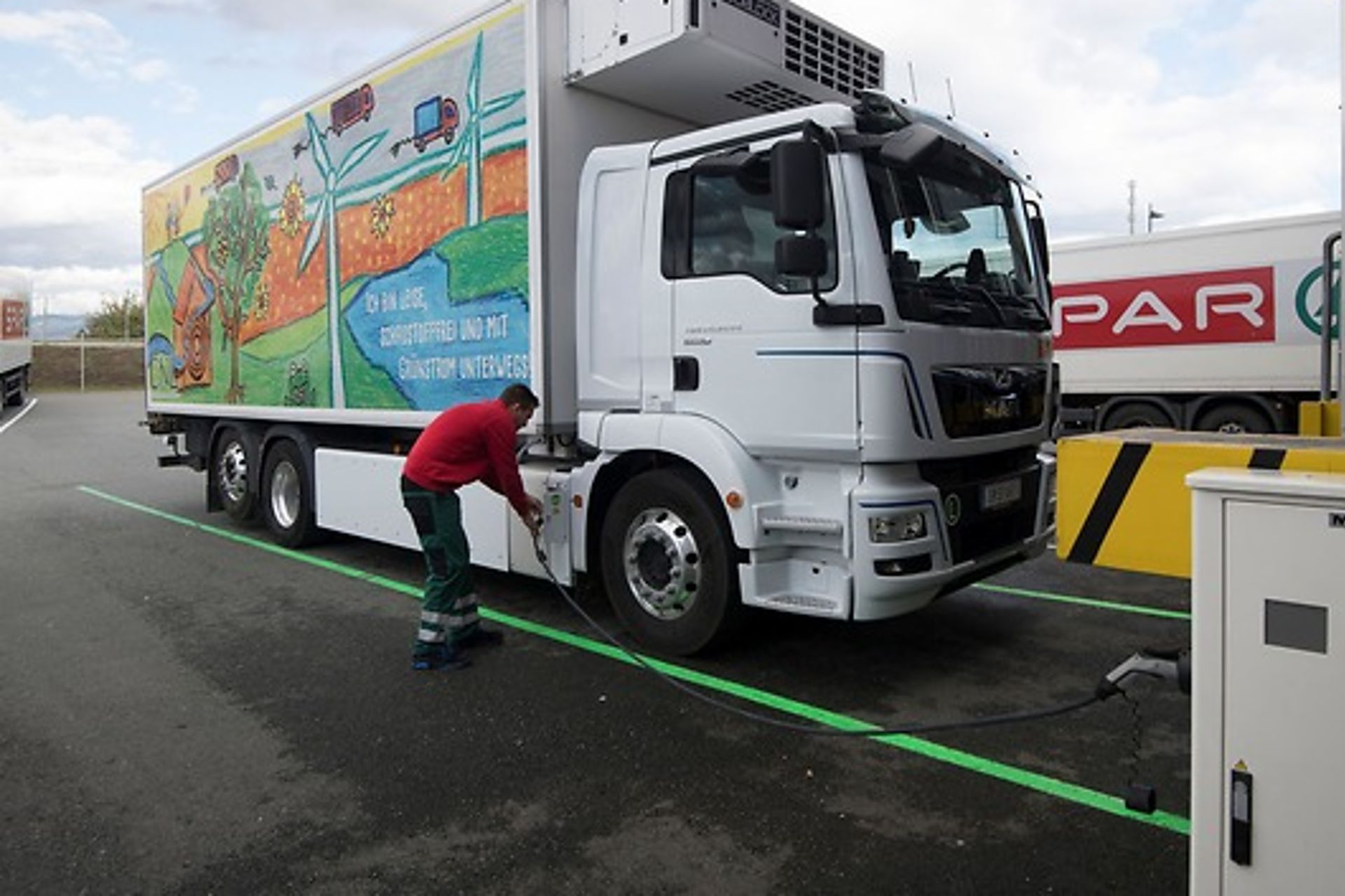 The eTruck has a “green” parking space with a 44kW power connection in the courtyard of the SPAR headquarters.
                 