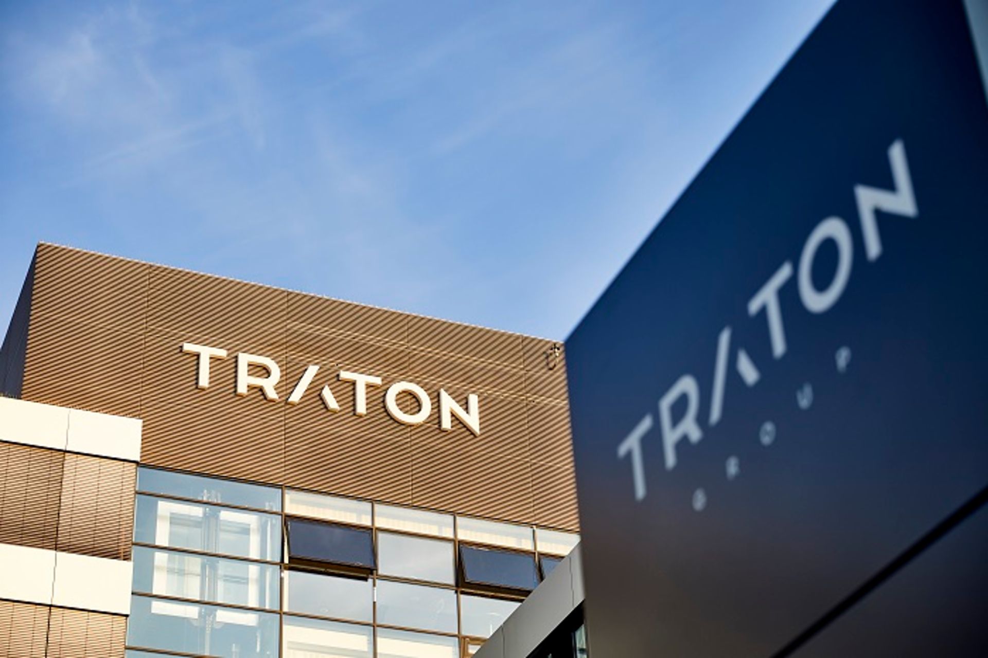 Außenaufnahme von TRATON Gebäude mit dem Logo an der Wand am sonnigen Tag
