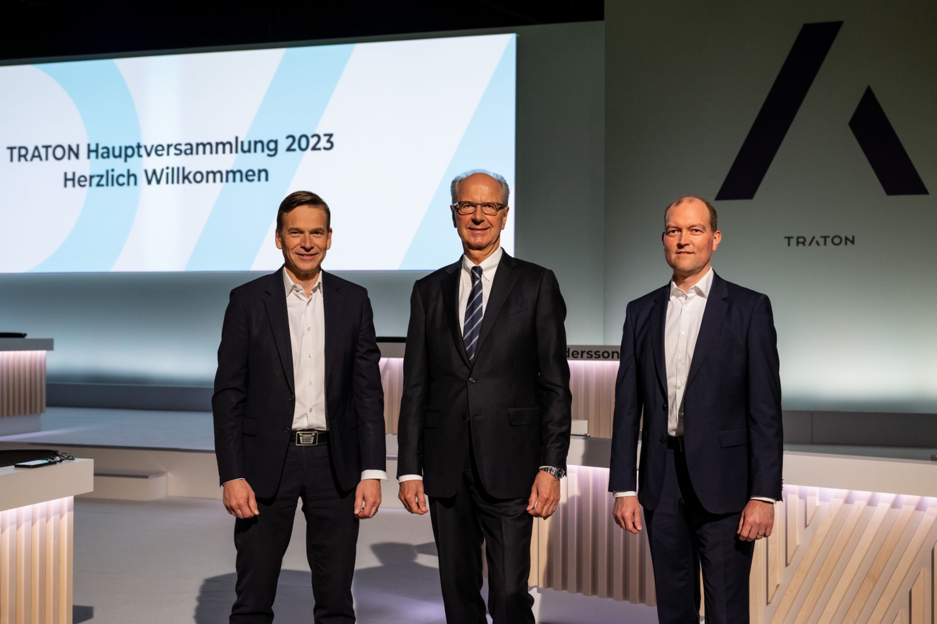 TRATON Hauptversammlung 2023 in München (v.l.n.r.): Christian Levin (Vorstandsvorsitzender der TRATON SE), Hans Dieter Pötsch (Vorsitzender des Aufsichtsrats der TRATON SE) und Dr. Michael Jackstein (Mitglied des Vorstands der TRATON SE, verantwortlich für Finanzen und Unternehmensentwicklung sowie Personal)
                 