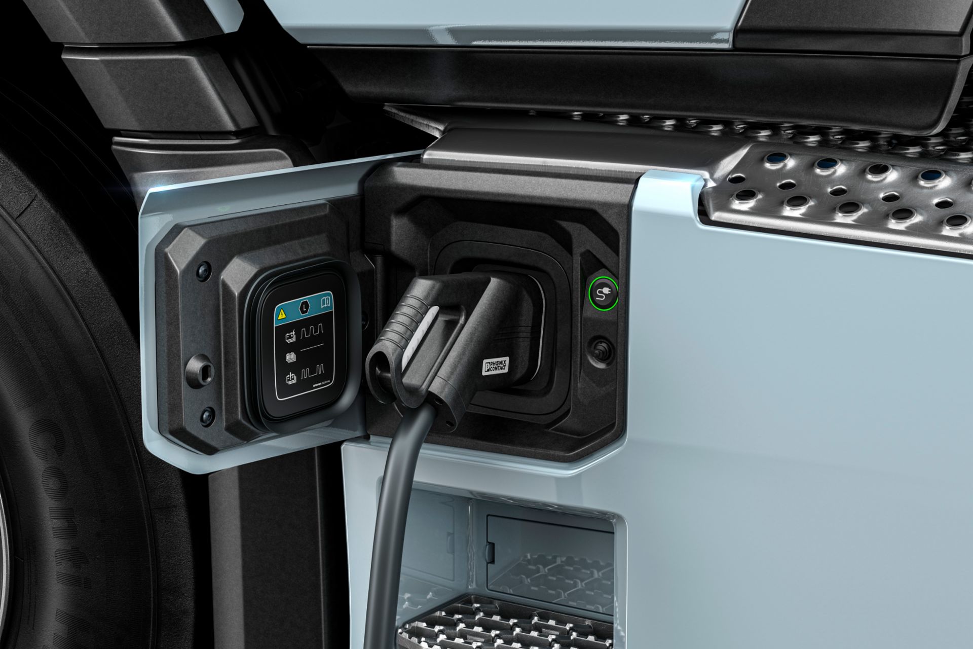 Nahaufnahme eines batterieelektrischen Nutzfahrzeugs von Scania mit geöffnetem Ladeanschluss und angeschlossenem Ladekabel.