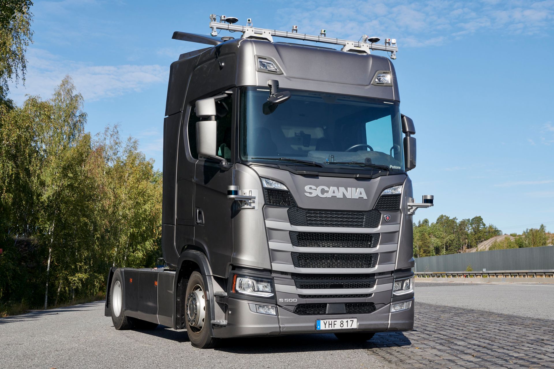 Autonomous trucks offer customers improved safety, efficiency and cost savings.
                 