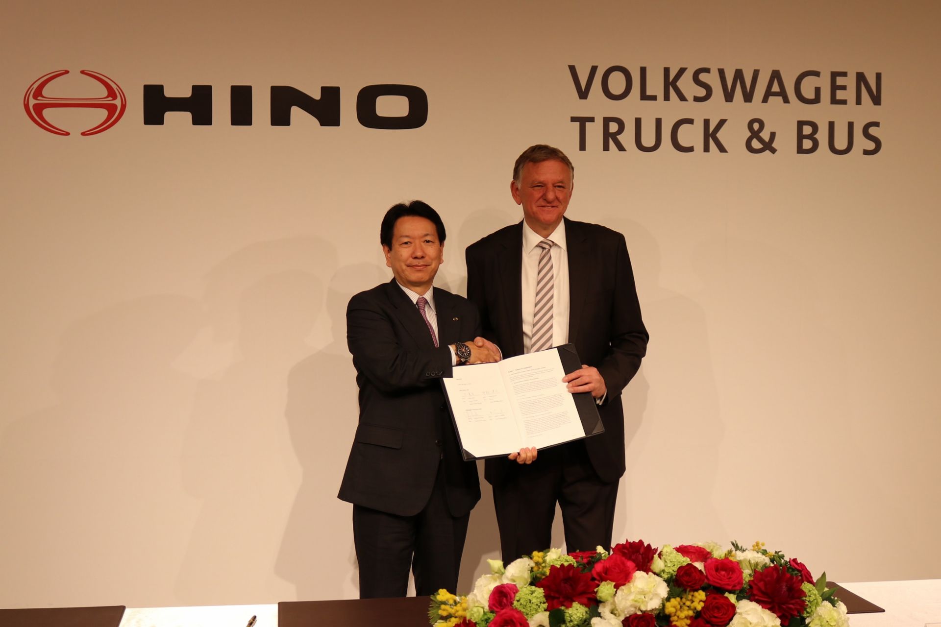 (from left) Yoshio Shimo, President & CEO of Hino Motors, Andreas Renschler, Member of the Board of Management of Volkswagen AG and CEO of TRATON