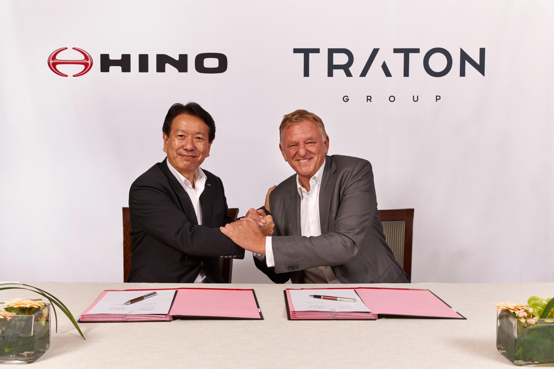 (links) Yoshio Shimo, President & CEO von Hino Motors, Ltd.
(rechts) Andreas Renschler, Vorstandsvorsitzender der TRATON AG und Mitglied des Vorstands der Volkswagen AG mit Verantwortung für den Geschäftsbereich Nutzfahrzeuge
                 