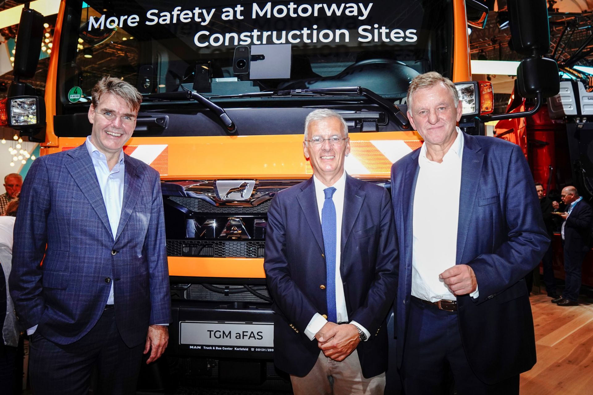 MAN Truck & Bus CEO Joachim Drees (left) collecting the Truck Innovation Award from Jury Chairman Gianenrico Griffini. Right: TRATON CEO Andreas Renschler.