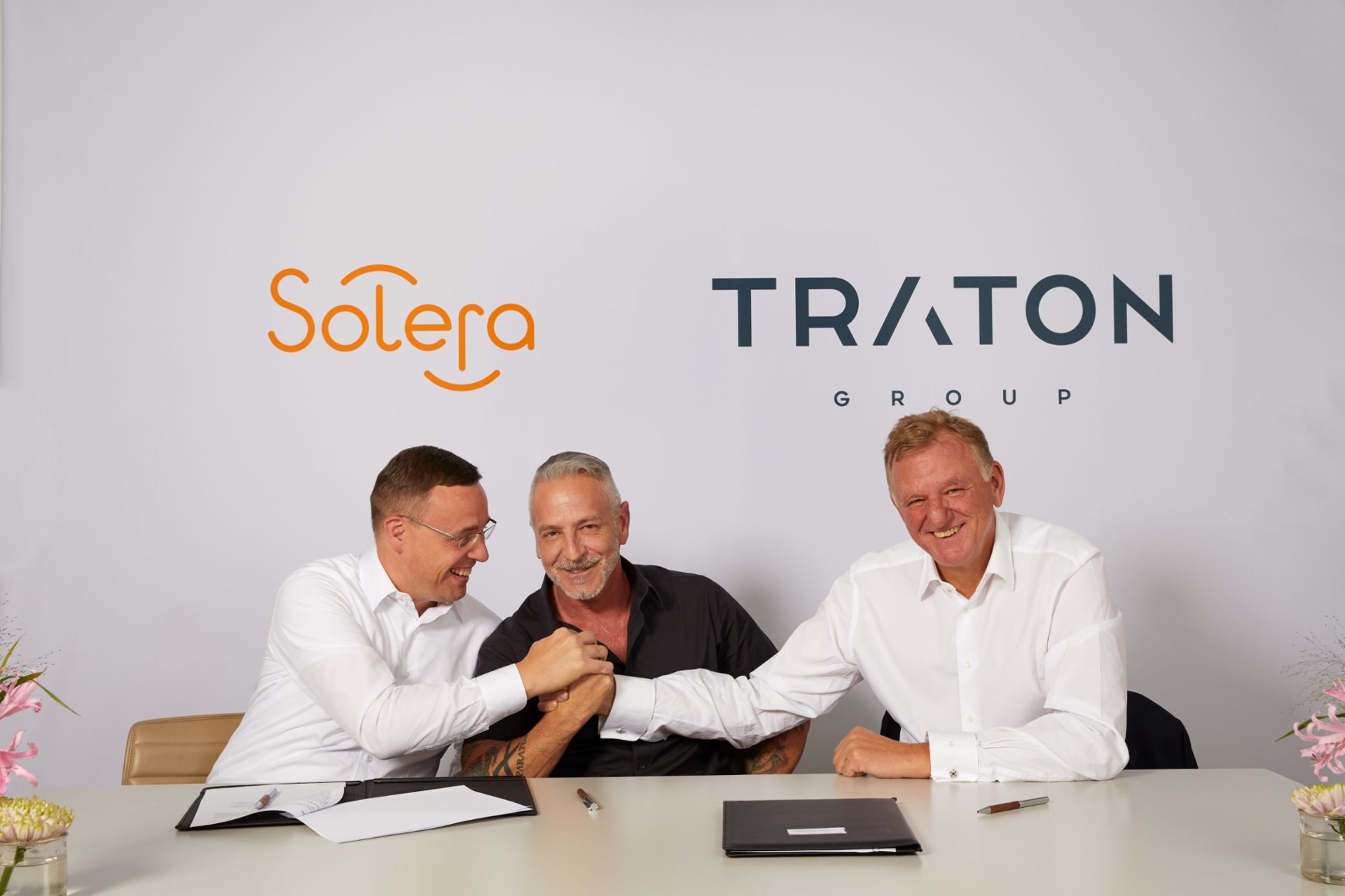 (left to right)
Christian Schulz, Chief Financial Officer of TRATON AG
Tony Aquila, founder, Chairman and Chief Executive Officer of Solera Holdings, Inc.
Andreas Renschler, Chief Executive Officer of TRATON AG and member of the Board of Management of Volkswagen AG