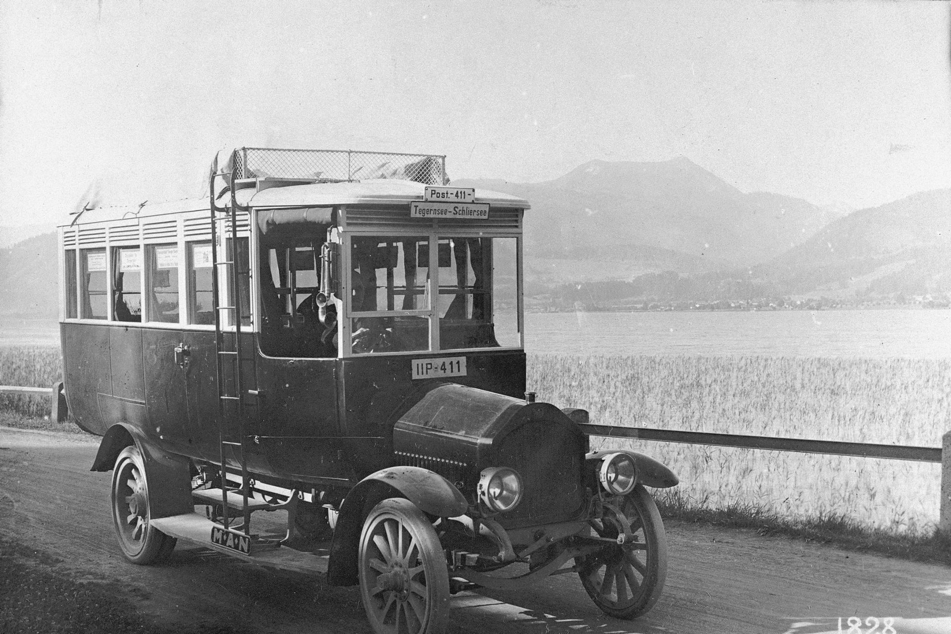 Old black and white image of the MAN 3t Cardanwagen Postbus between Tegernsee and Schliersee 