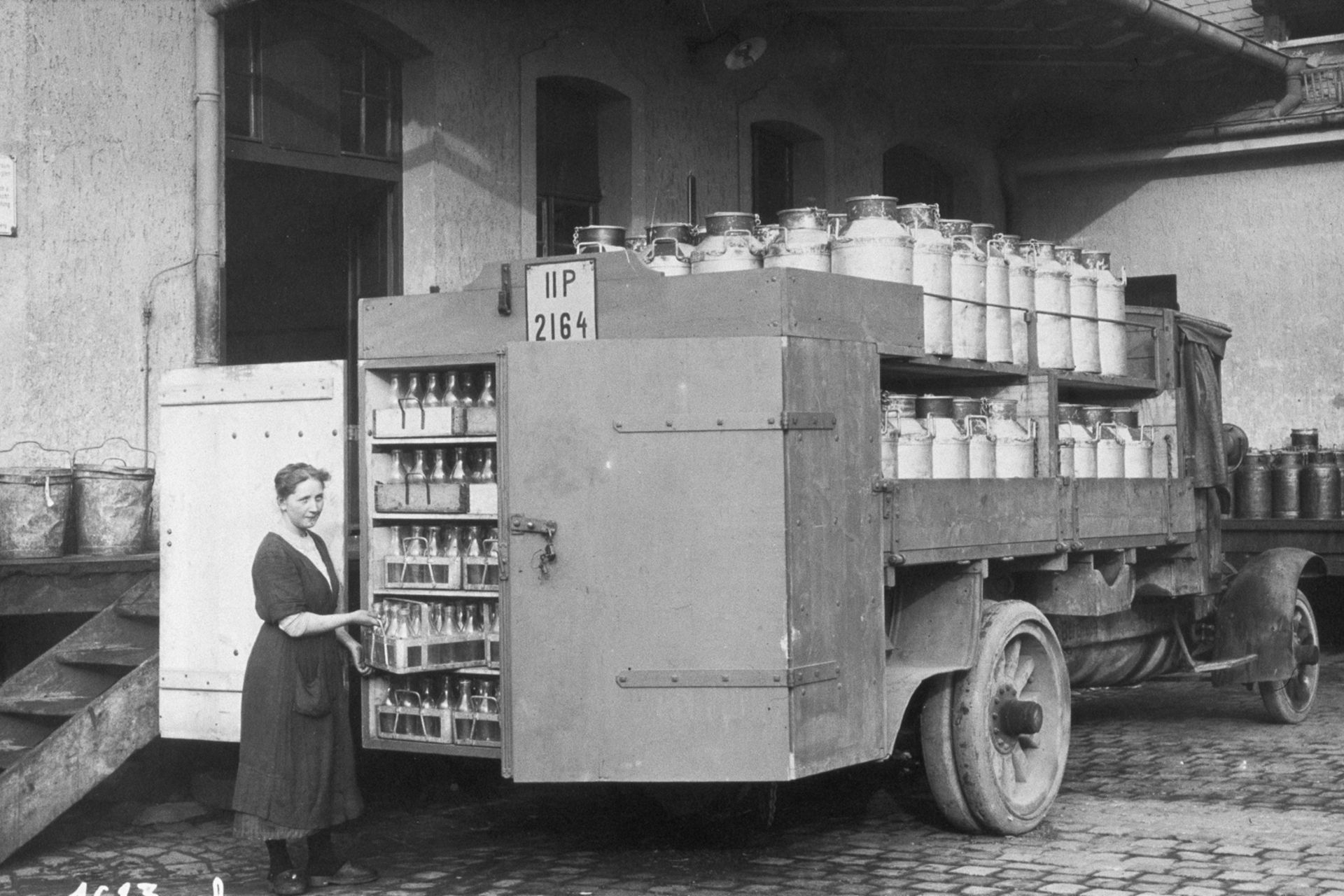 Black and white picture of an old MAN milk transporter