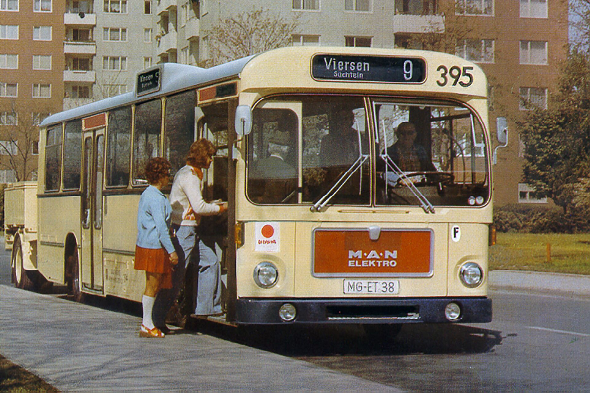 MAN SL-E with battery trailer bus in use