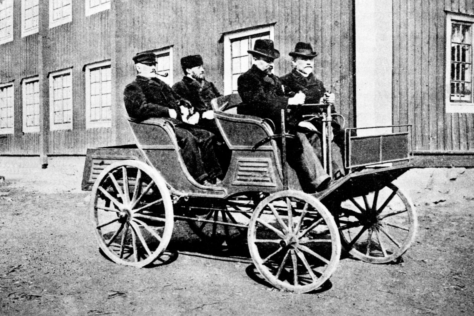 Black and white image of a Vabis A-car from 1897