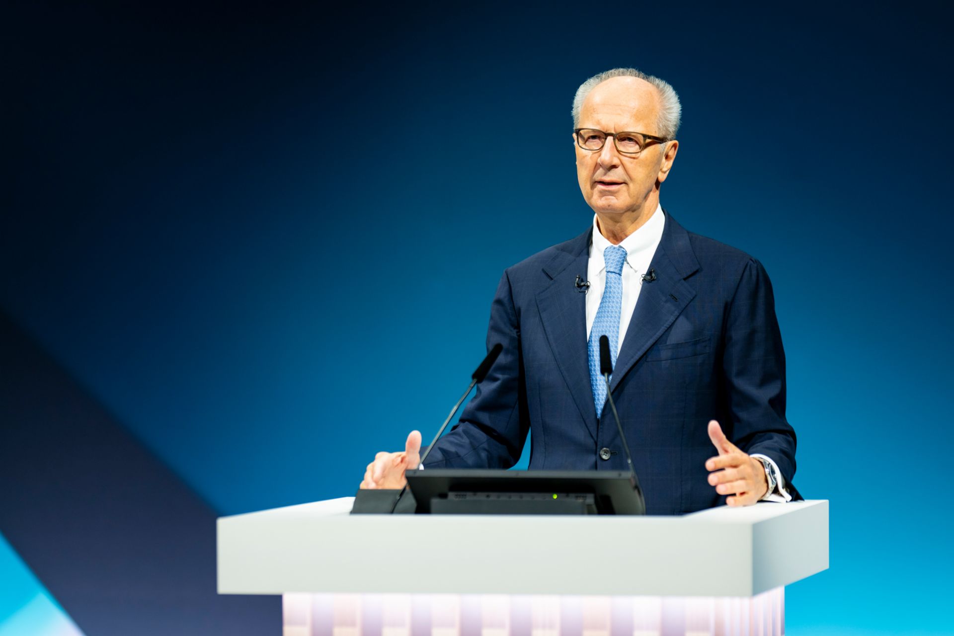 Supervisory Board member Hans Dieter Pötsch opens the 2024 Annual General Meeting and informs the shareholders about the procedure. 
                 