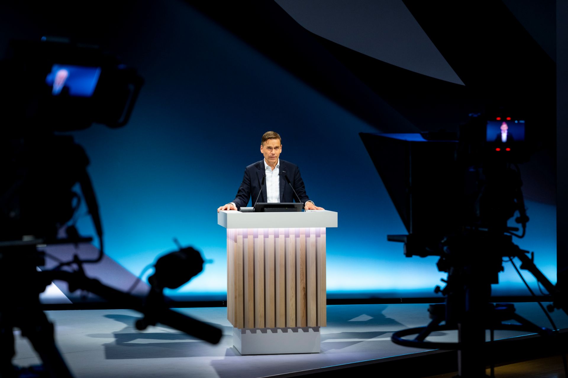 Several cameras are set up in the TV studio to capture the moments of the TRATON SE Annual General Meeting 2024, and shareholders can follow the event live. 
                 
