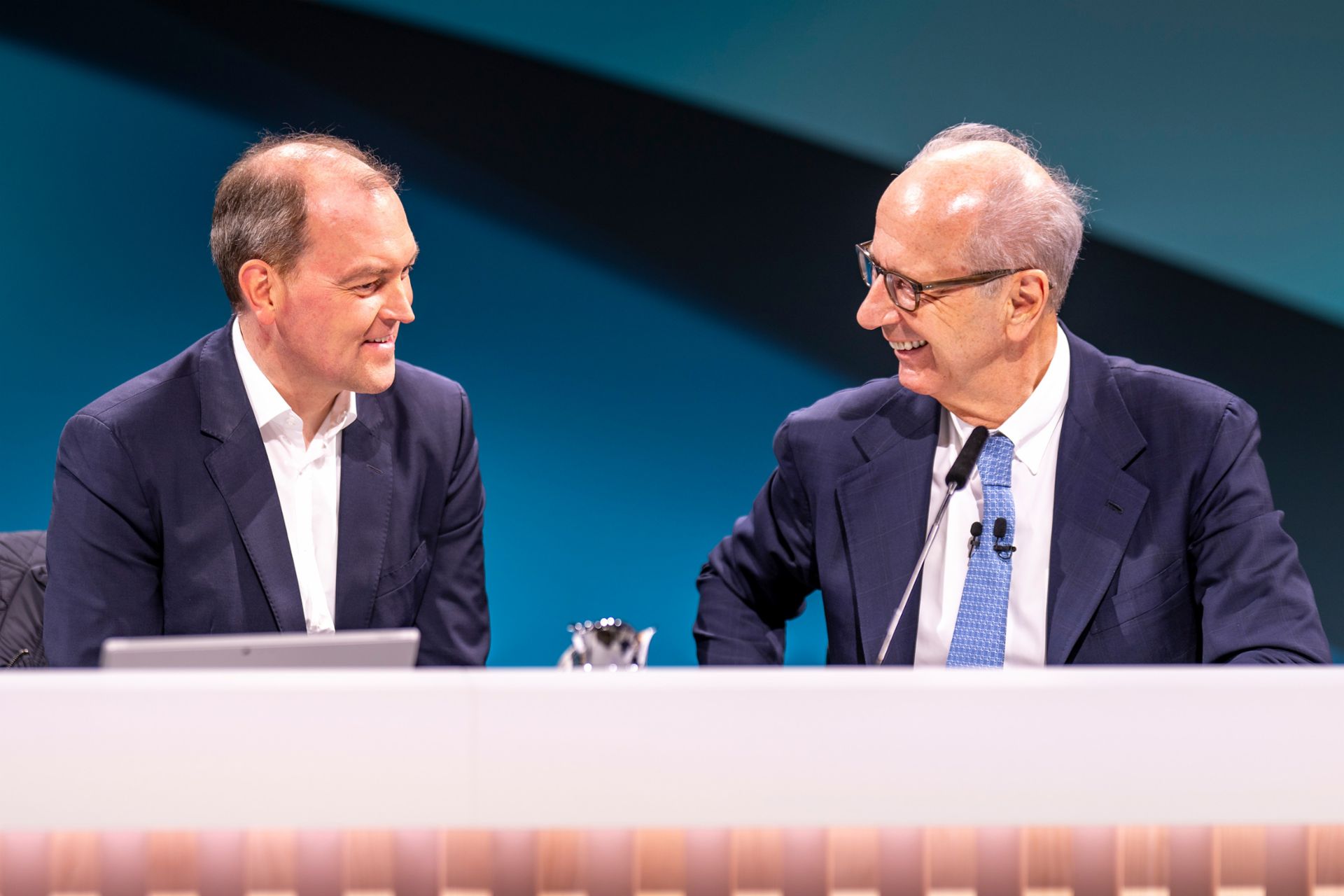 (From left to right): CFO and CHRO Dr. Michael Jackstein and TRATON Supervisory Board Chairman Hans Dieter Pötsch in discussion on stage at the TRATON Annual General Meeting 2025.
                 