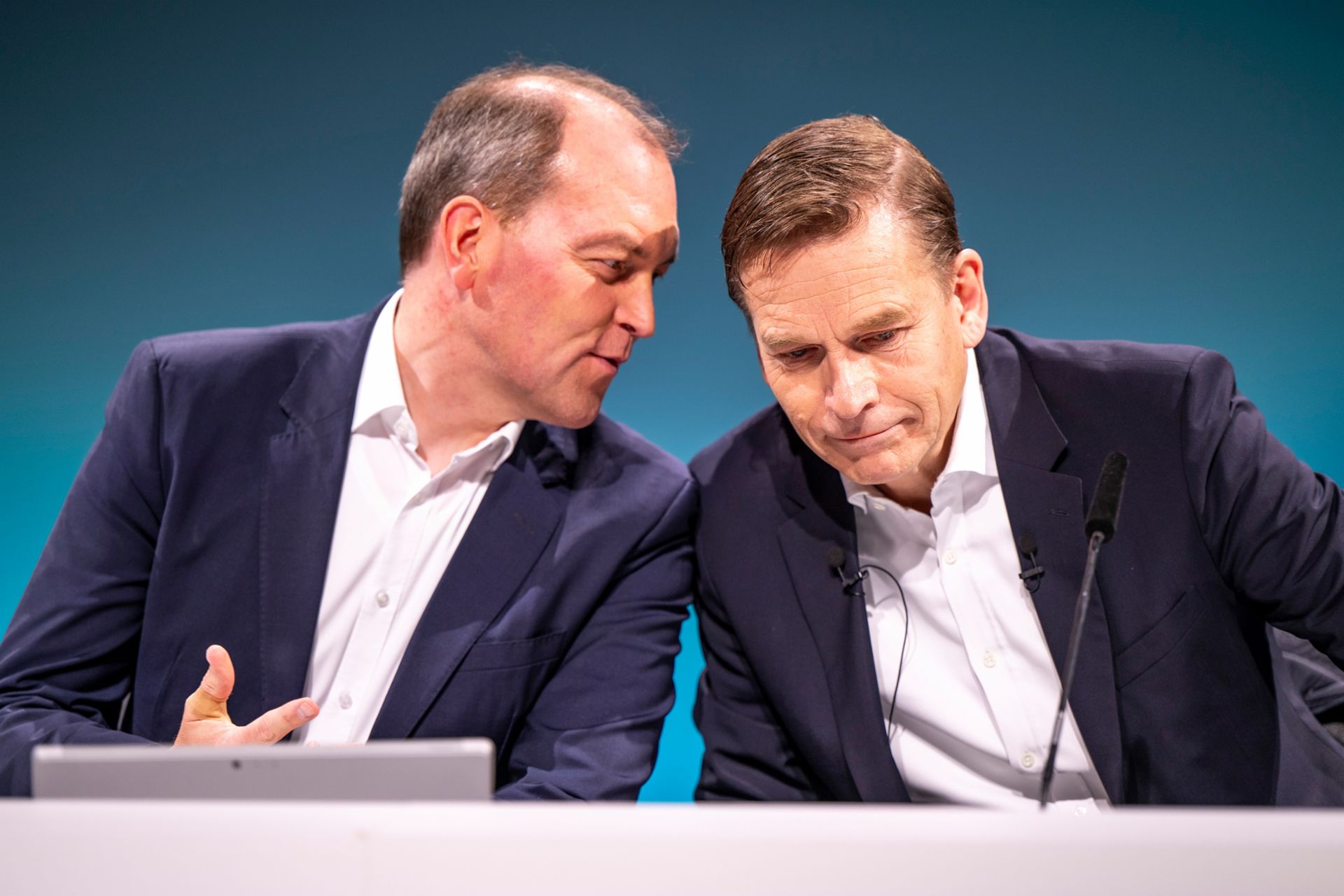 Christian Levin (CEO of TRATON SE) and Dr. Michael Jackstein (Member of the Management Board of TRATON SE, responsible for Finance and Corporate Development as well as Human Resources) discuss on stage.
                 