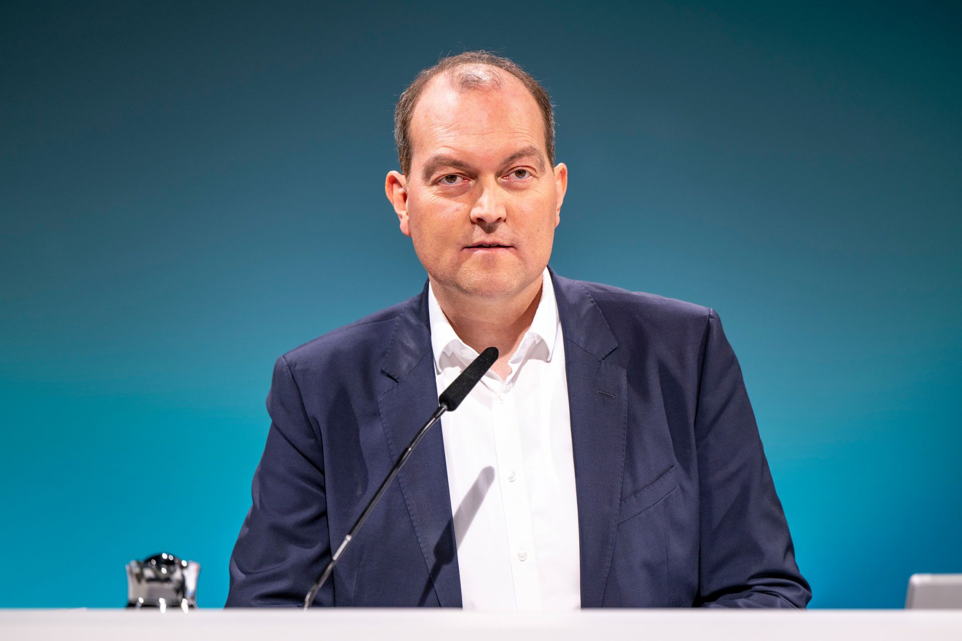 Dr. Michael Jackstein (Member of the Management Board of TRATON SE, responsible for Finance and Corporate Development as well as Human Resources) speaks to the shareholders.
                 