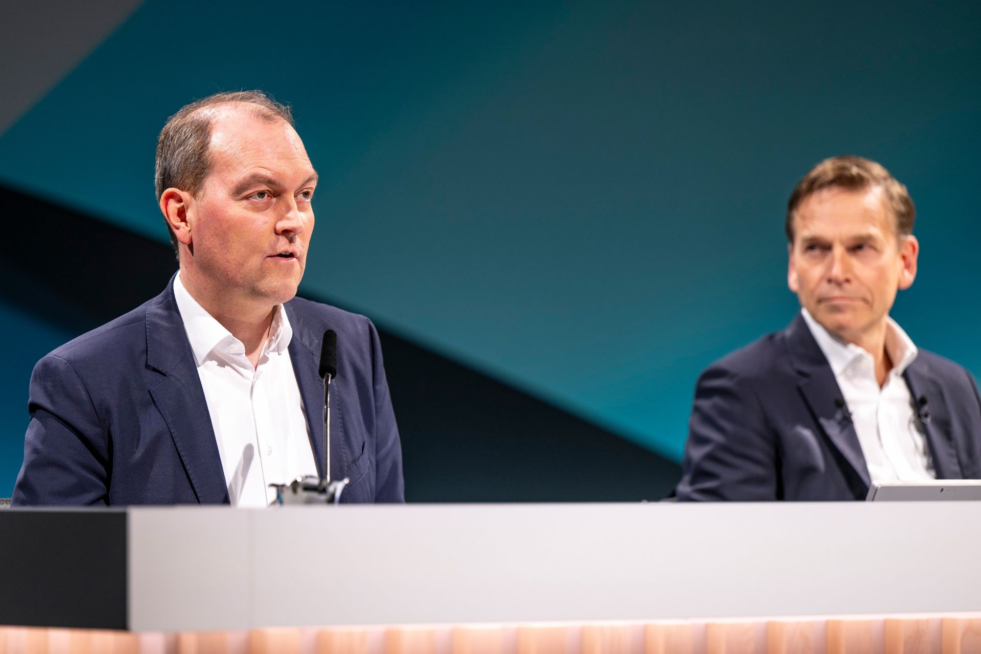 TRATON GROUP Management Board members (from left to right) Dr. Michael Jackstein and Christian Levin answer shareholders' questions.
                 