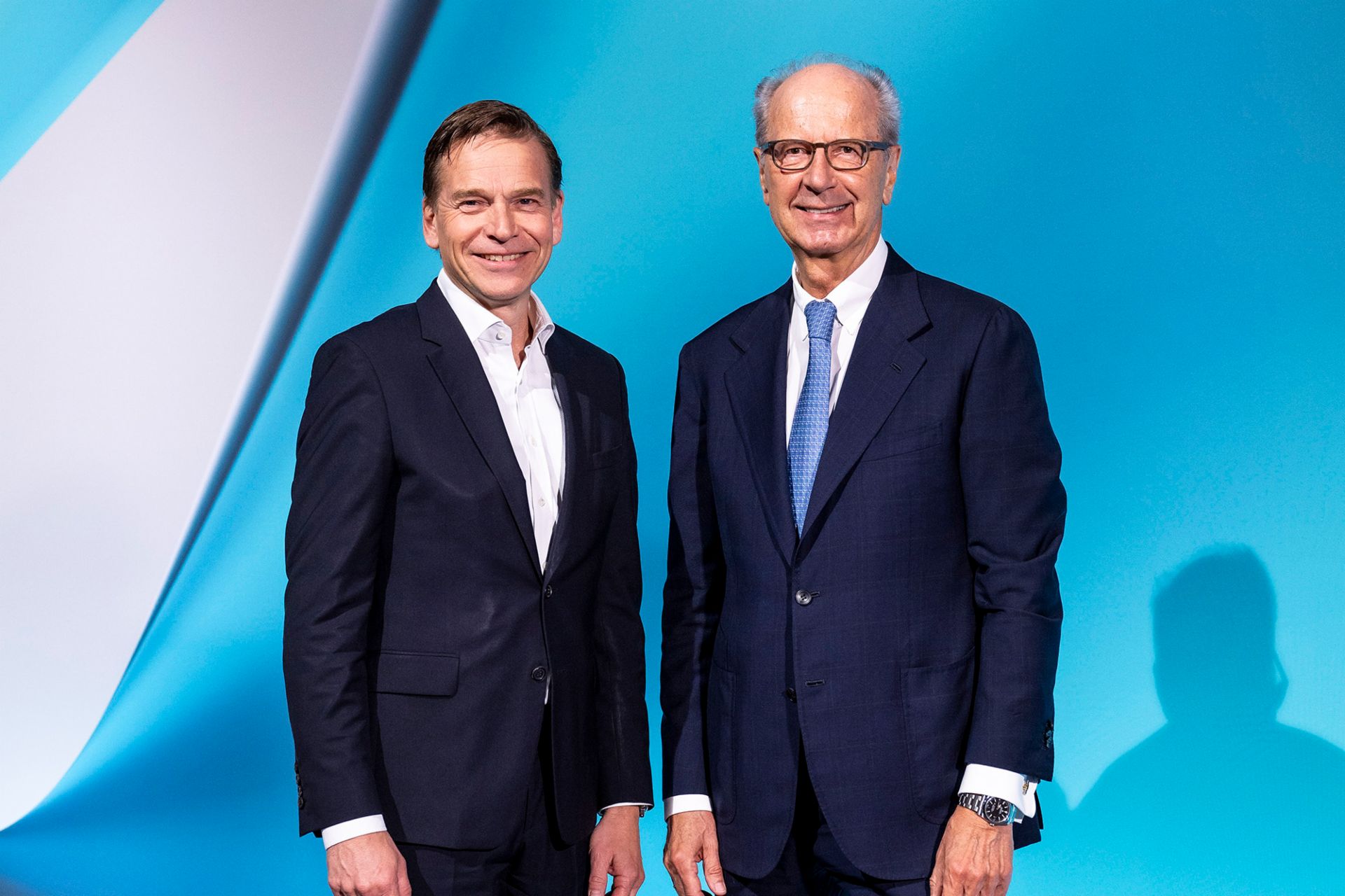 (From left to right): Christian Levin (CEO of TRATON SE), Hans Dieter Pötsch (Chairman of the Supervisory Board of TRATON SE) at the Annual General Meeting 2025 of TRATON SE.
                 