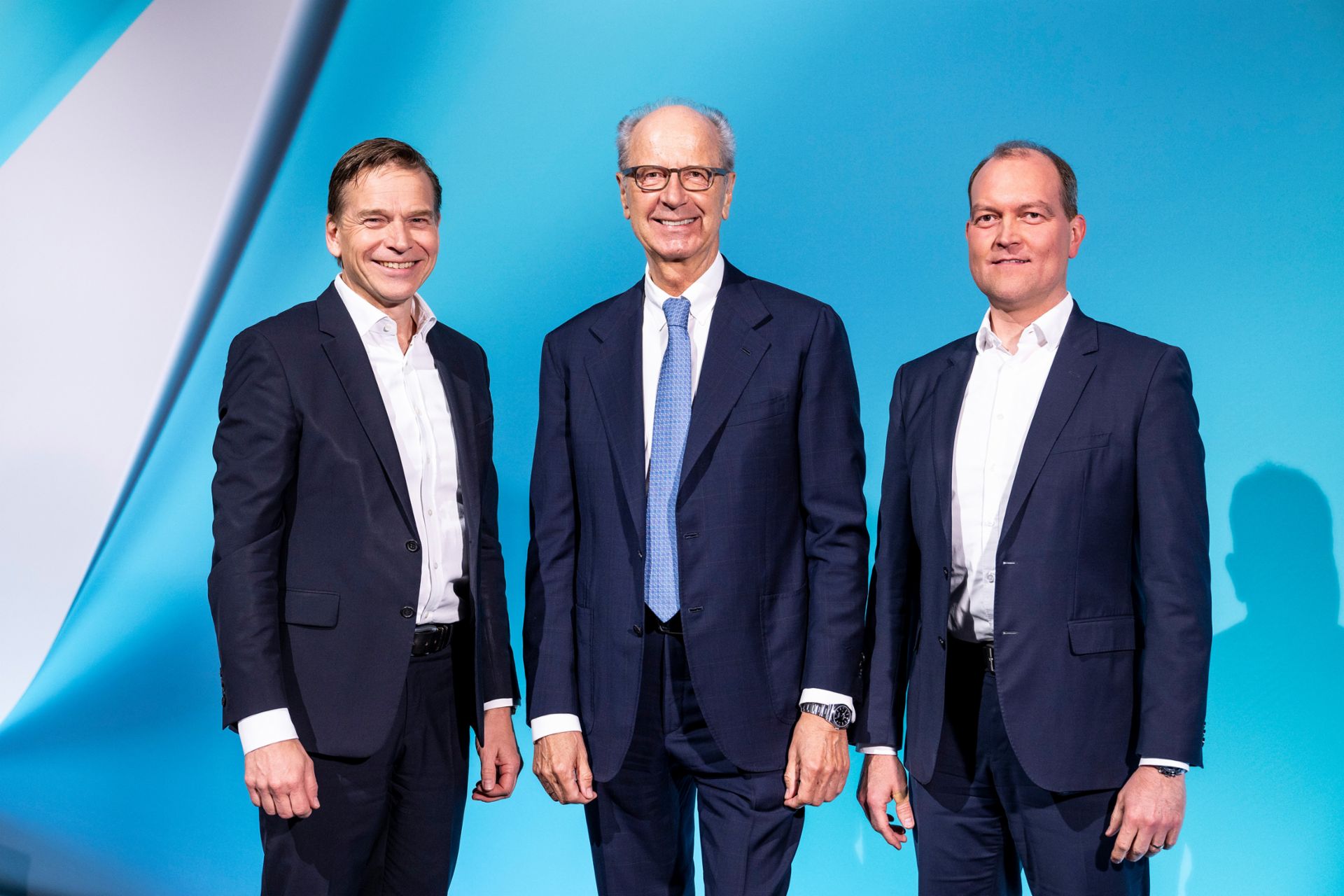 TRATON Hauptversammlung 2025 in München (v.l.n.r.): Christian Levin (Vorstandsvorsitzender der TRATON SE), Hans Dieter Pötsch (Vorsitzender des Aufsichtsrats der TRATON SE) und Dr. Michael Jackstein (Mitglied des Vorstands der TRATON SE, verantwortlich für Finanzen und Unternehmensentwicklung sowie Personal).
                 