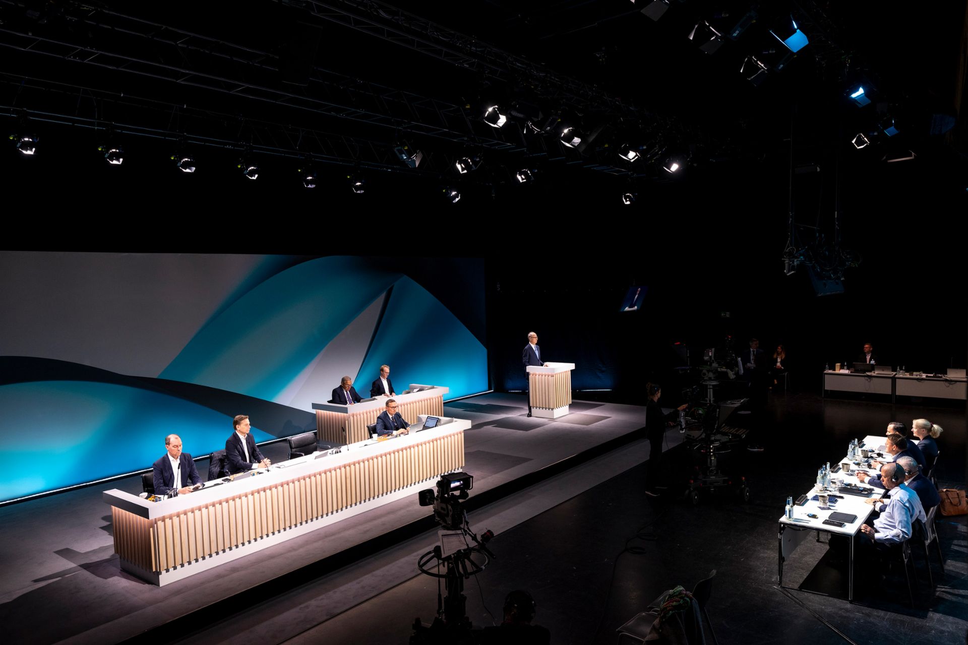 Hans Dieter Pötsch (Chairman of the Supervisory Board of TRATON SE) opens the Annual General Meeting 2025.
                 