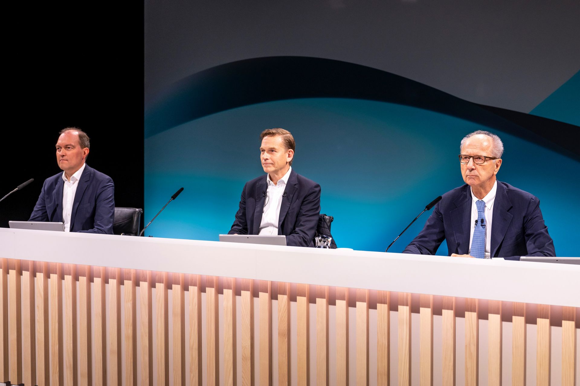(From left to right): Dr. Michael Jackstein (Member of the Management Board of TRATON SE, responsible for Finance and Corporate Development as well as Human Resources), Christian Levin (CEO of TRATON SE) and Hans Dieter Pötsch (Chairman of the Supervisory Board of TRATON SE) on stage at the TRATON SE Annual General Meeting 2025.
                 
