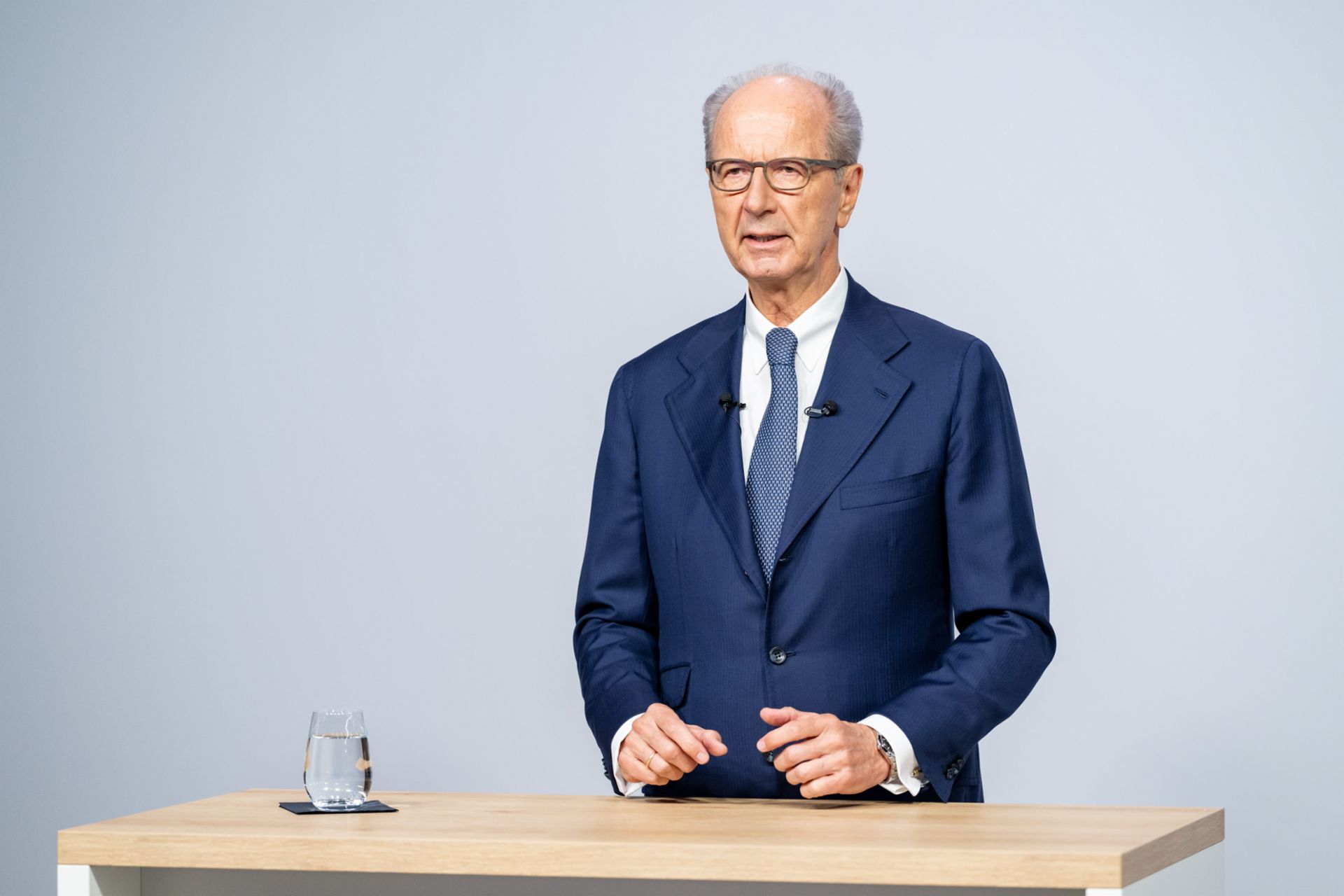 Aufsichtsrat Hans Dieter Pötsch eröffnet die Hauptversammlung 2026 und informiert die Aktionäre über den Ablauf. 
                 