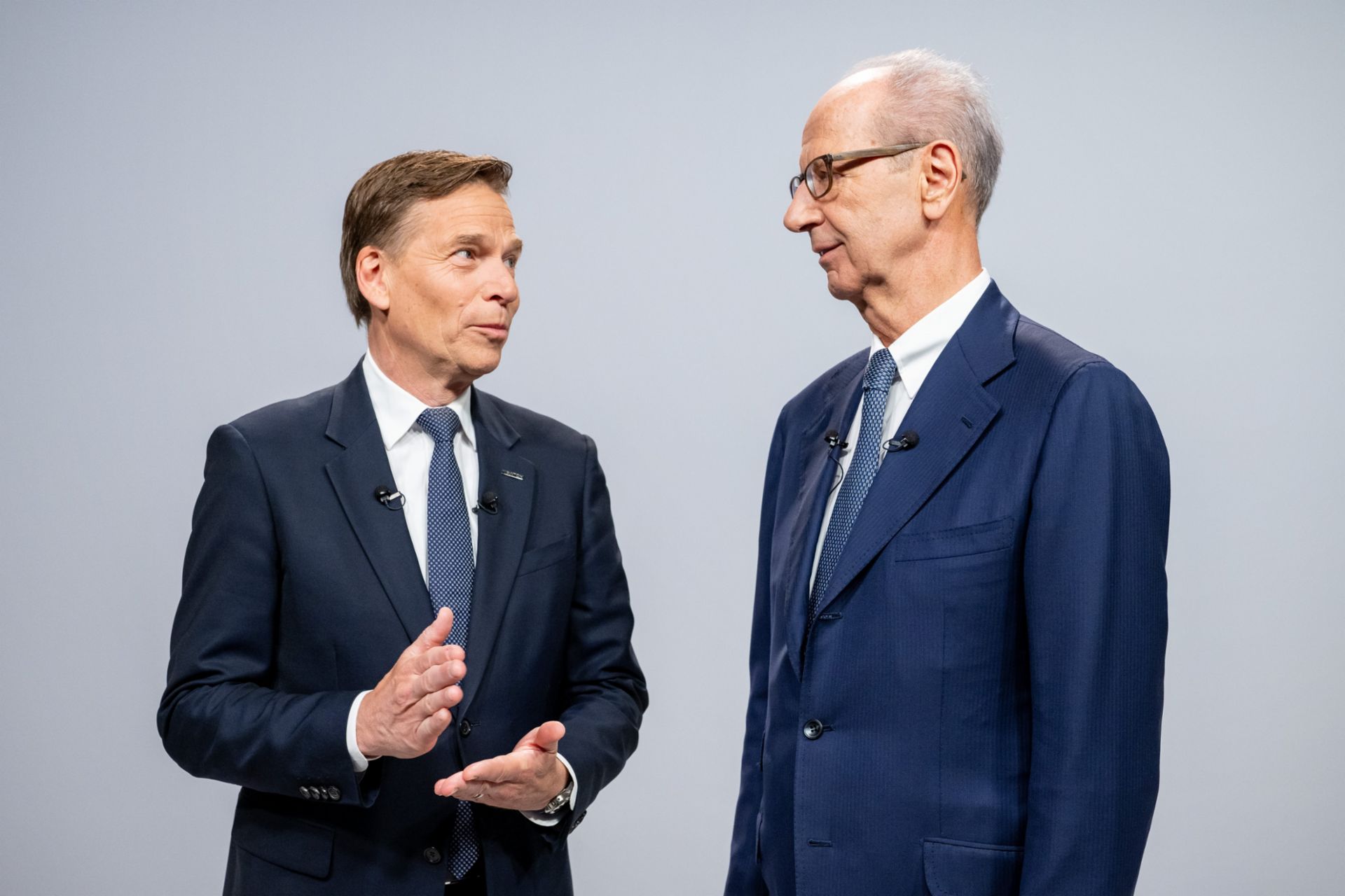 (V.l.n.r.): Christian Levin (Vorstandsvorsitzender der TRATON SE), Hans Dieter Pötsch (Vorsitzender des Aufsichtsrats der TRATON SE) besprechen sich auf der Bühne der TRATON Hauptversammlung 2026.
                 