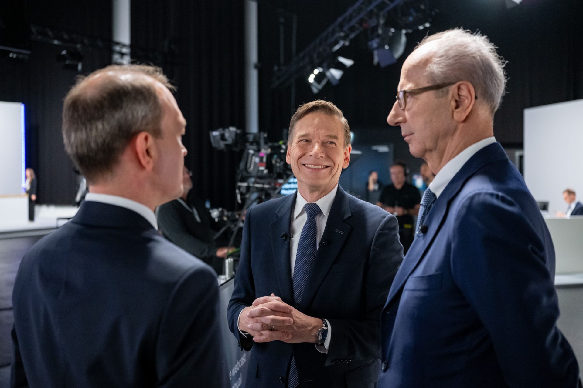 (V.l.n.r.): TRATON CFO und CHRO Dr. Michael Jackstein, TRATON CEO Christian Levin und der TRATON Aufsichtsratsvorsitzende Hans Dieter Pötsch besprechen sich auf der Bühne der TRATON Hauptversammlung 2026.
                 