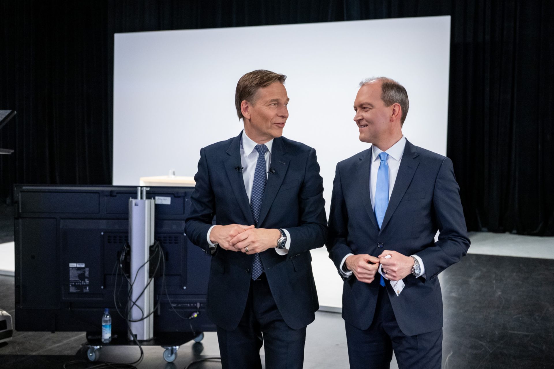 Christian Levin (Vorstandsvorsitzender der TRATON SE) und Dr. Michael Jackstein (Mitglied des Vorstands der TRATON SE, verantwortlich für Finanzen und Unternehmensentwicklung sowie People & Culture) besprechen sich im Backstage-Bereich. 
                 