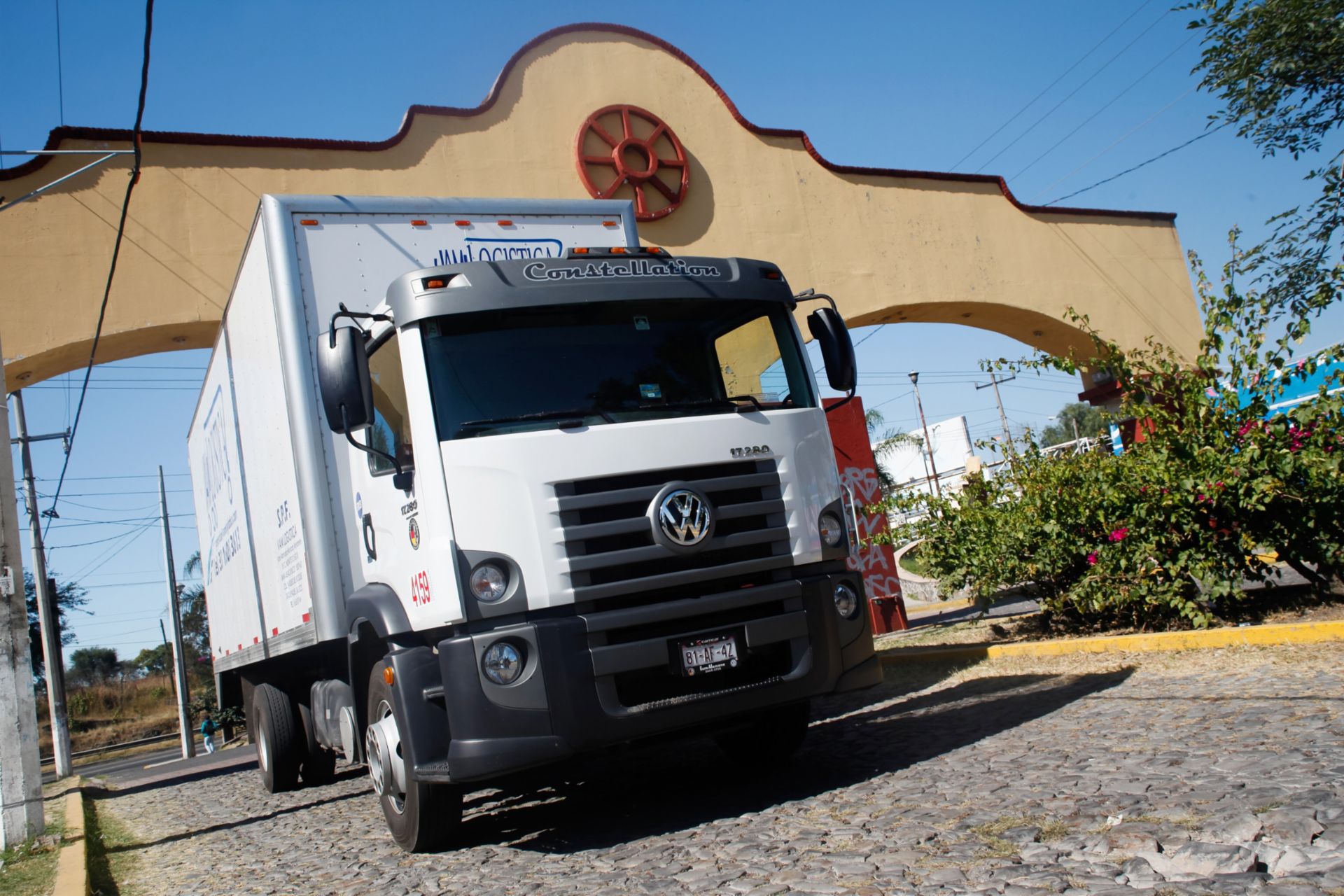 VW trucks run in more than 30 countries. In the picture, a VW Constellation is operating in Mexico.
                 