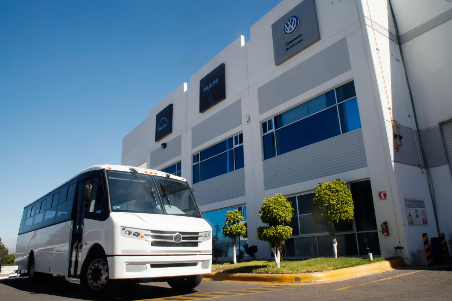 External view of Volkswagen Caminhões e Ônibus factory in Queretaro, Mexico, with a Volksbus 14.190 SCD in front. The model was specifically designed to meet Mexican customer needs.
                 