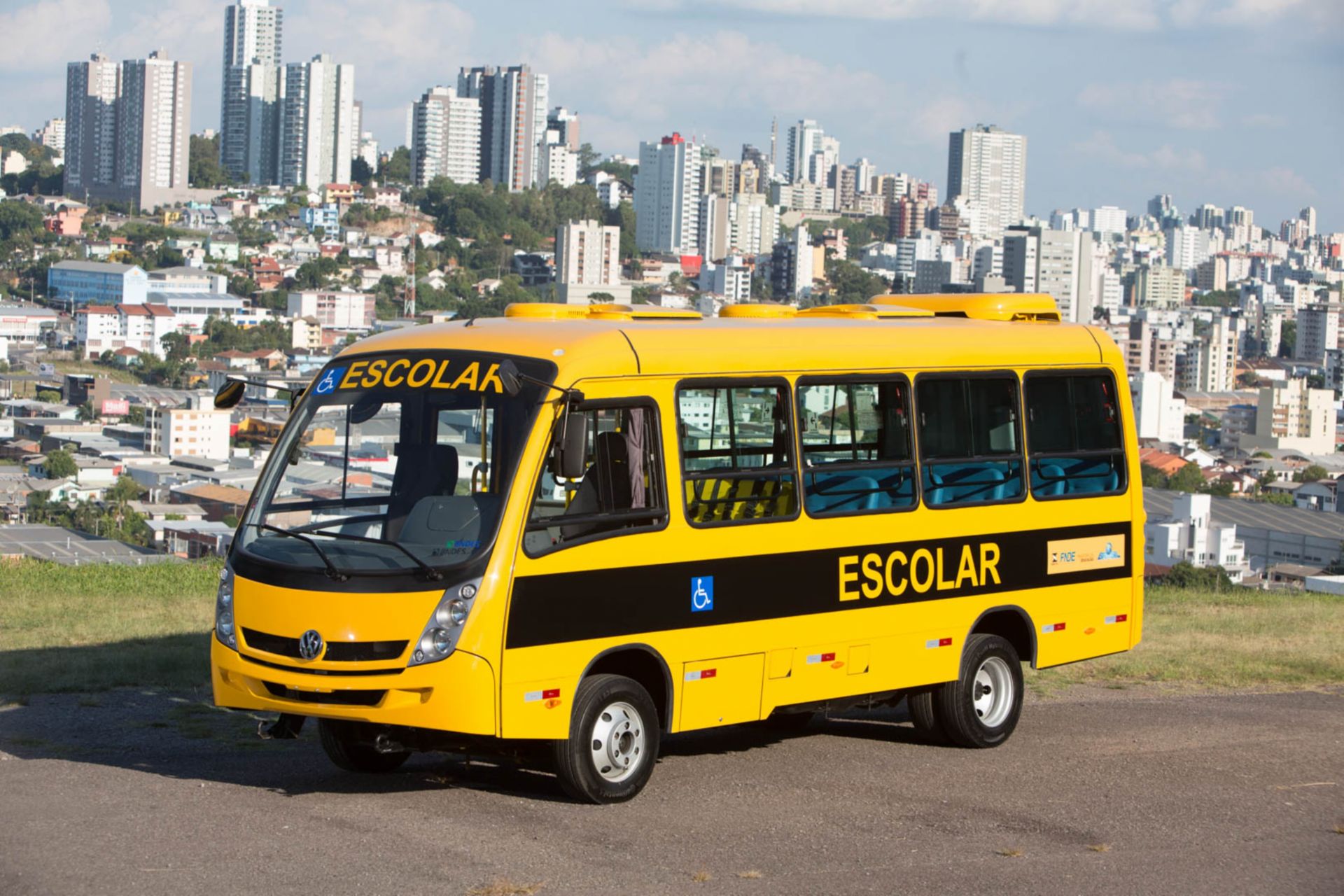 Im Regierungsprogramm Path to School transportieren mehr als 16.000 Volkswagen Busse Kinder zur Schule.
                 