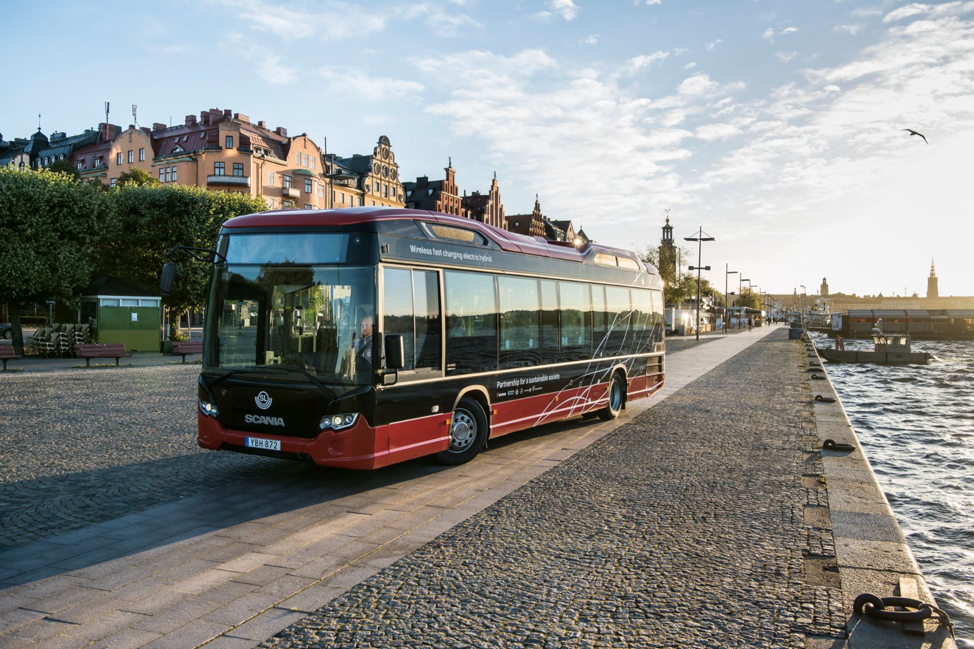 Scania Citywide LE Hybrid mit induktivem Ladegerät in Stockholm, Schweden

                 