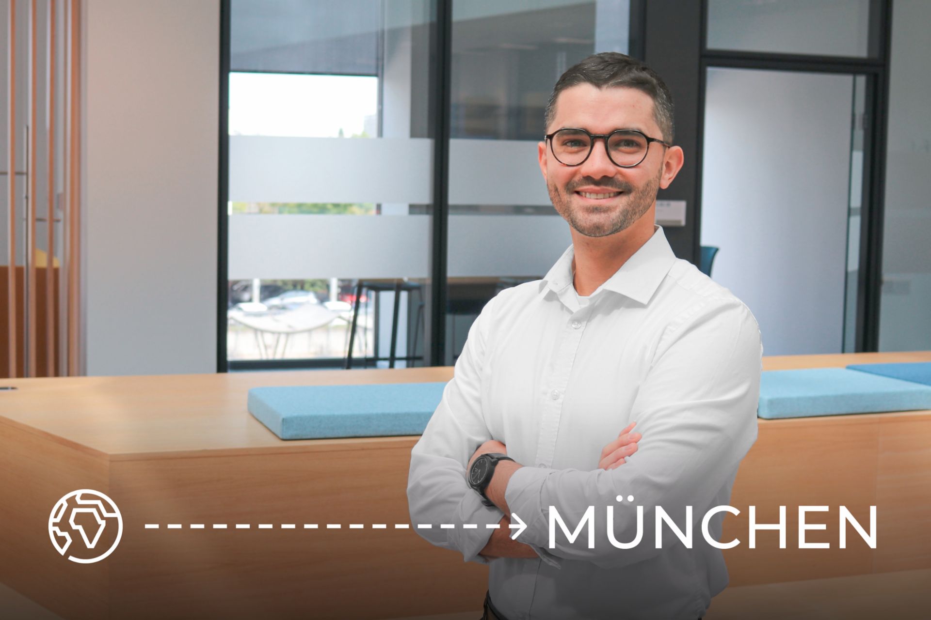 Lucas Antunes spaziert zwischen Bäumen in der Nähe der Isar, umgeben von der Natur rund um München.