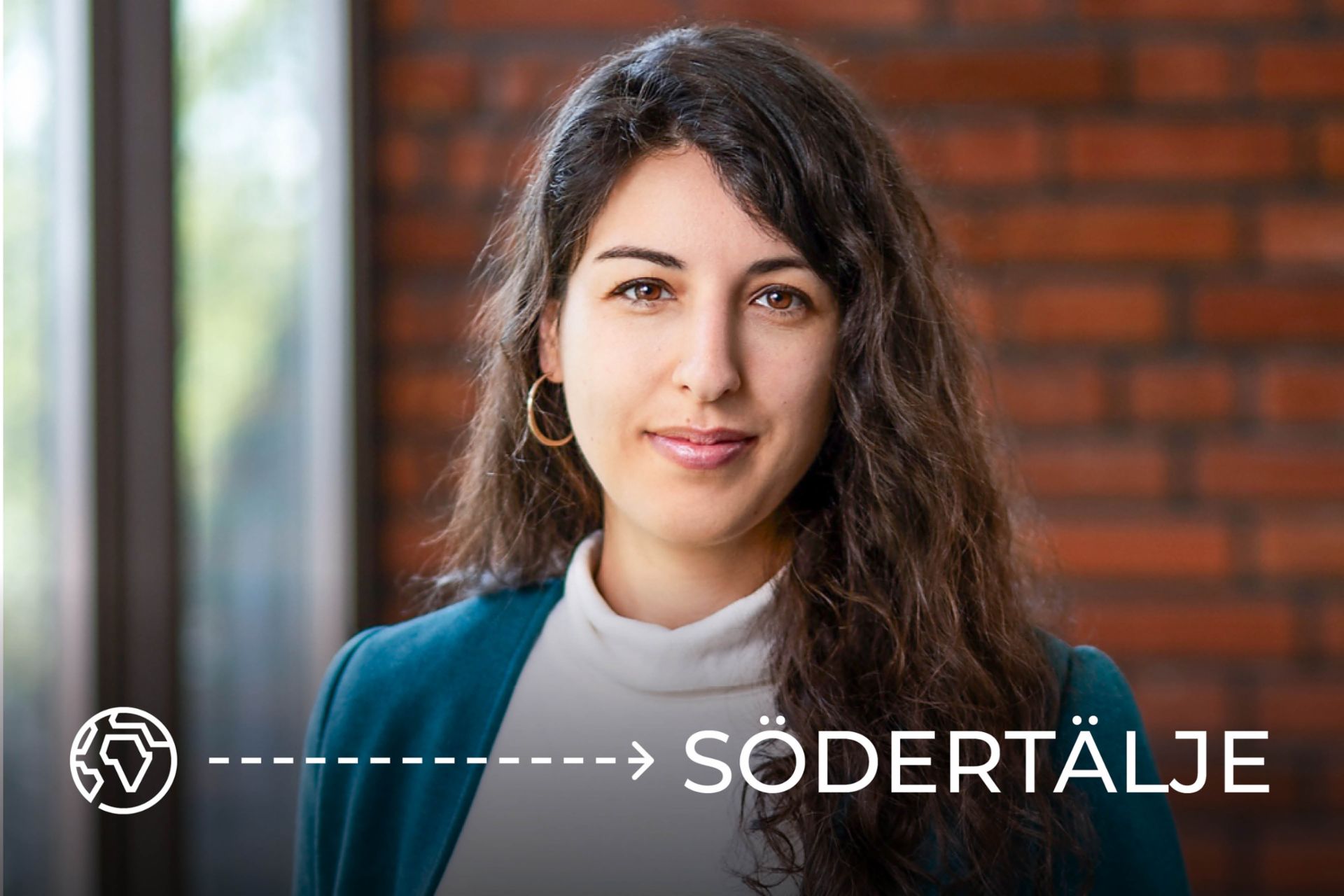 Sarah de Carvalho ,HR Business Partner at TRATON in Södertälje, standing in front of a brick wall wearing a white shirt and blue sweater. On the bottom there is a world graphic pointing at text that says 