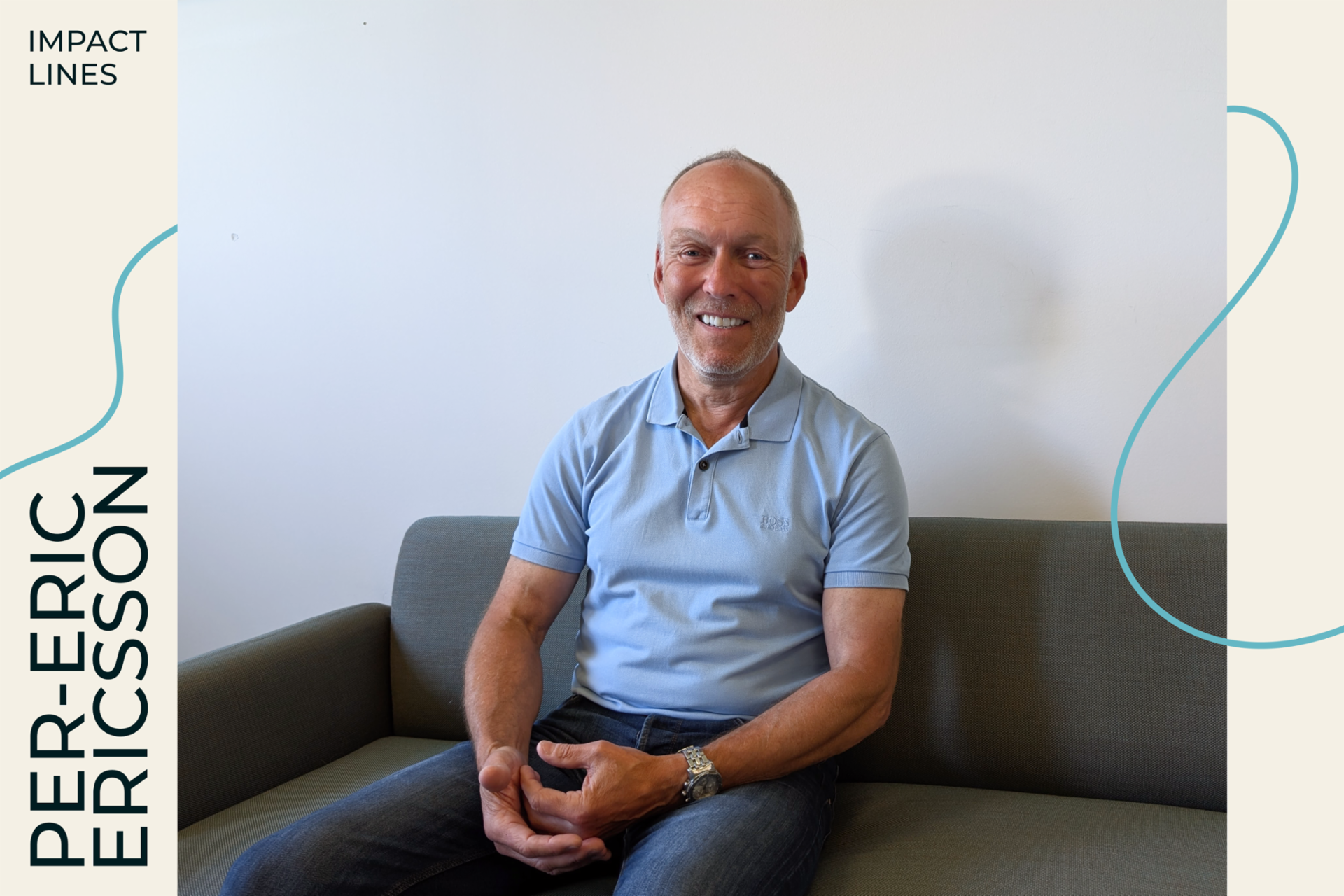 Per‑Eric Ericsson sitzt auf einem Sofa in einem Innenraum vor einer hellen Wand und trägt ein hellblaues Poloshirt sowie Jeans. Die Hände sind locker ineinander gelegt. Auf der linken Bildseite befindet sich ein grafischer Bereich mit dem Text „PER‑ERIC ERICSSON“ und „IMPACT LINES“. Dezente grafische Linien ergänzen das Layout.

                 