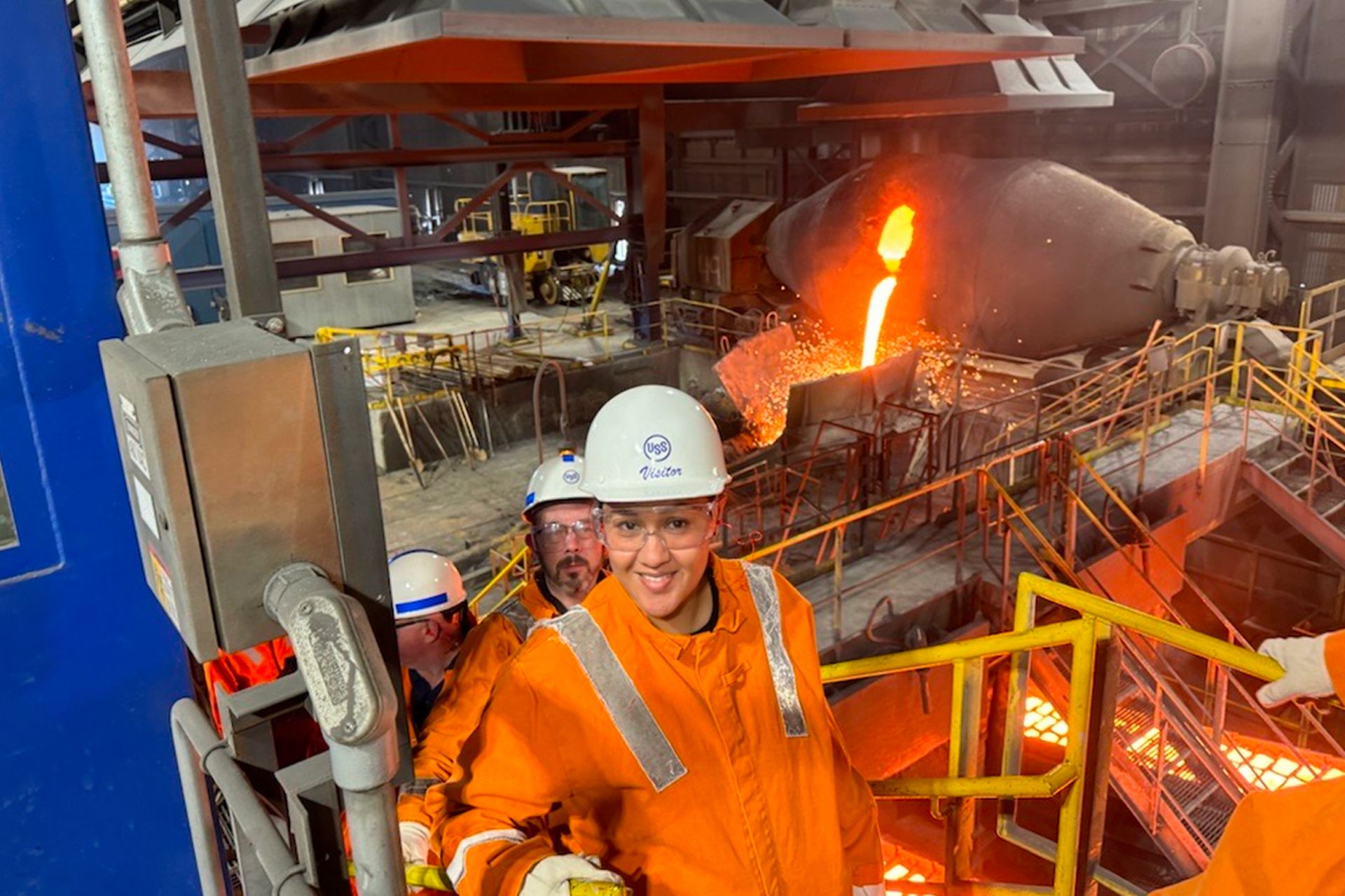 Daliana Vargas besichtigt ein Stahlwerk, während flüssiges Roheisen gegossen wird.