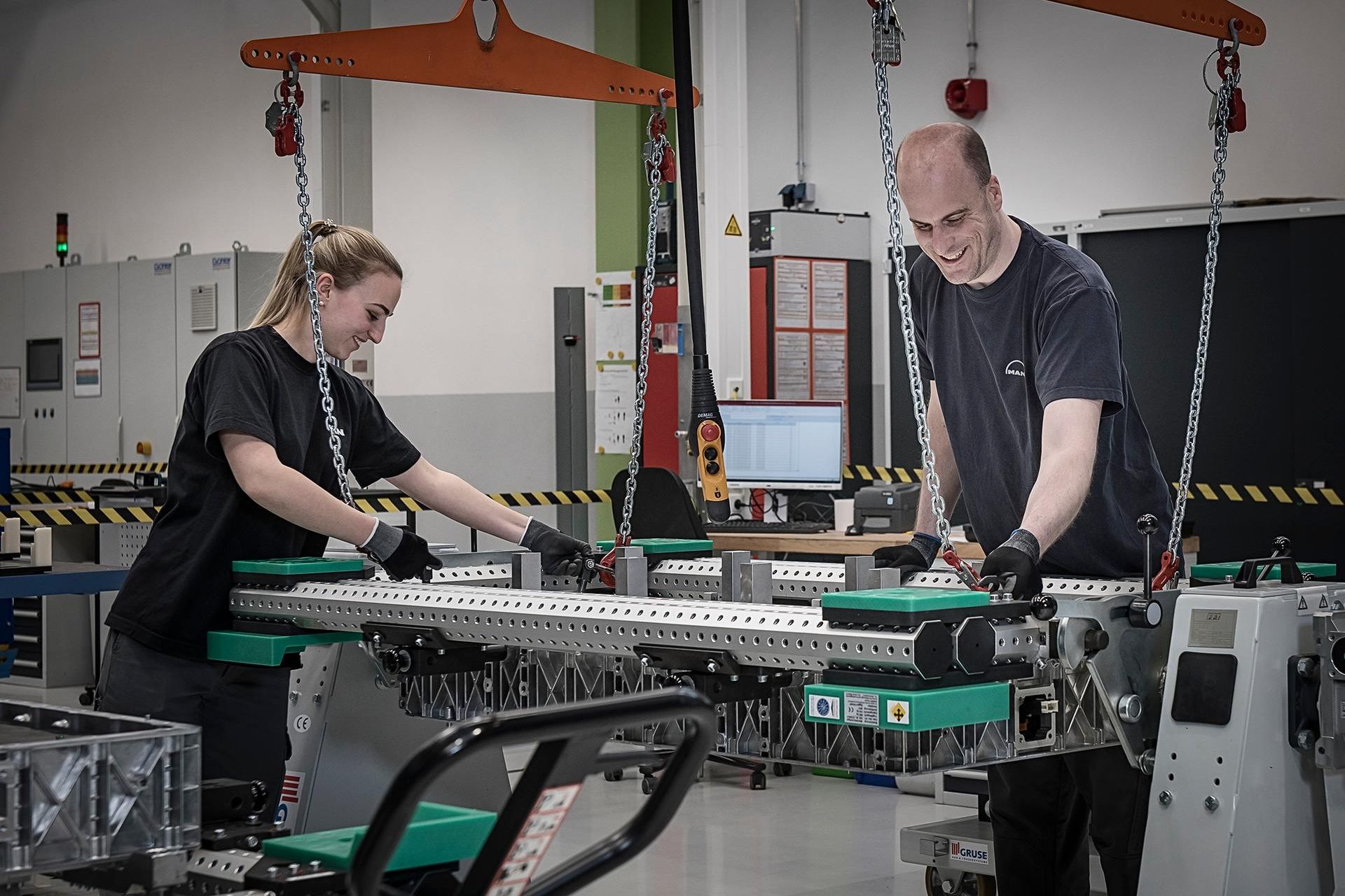 Zwei Mitarbeitenden arbeiten an einem Batteriemodul in der Batterieproduktion. 
