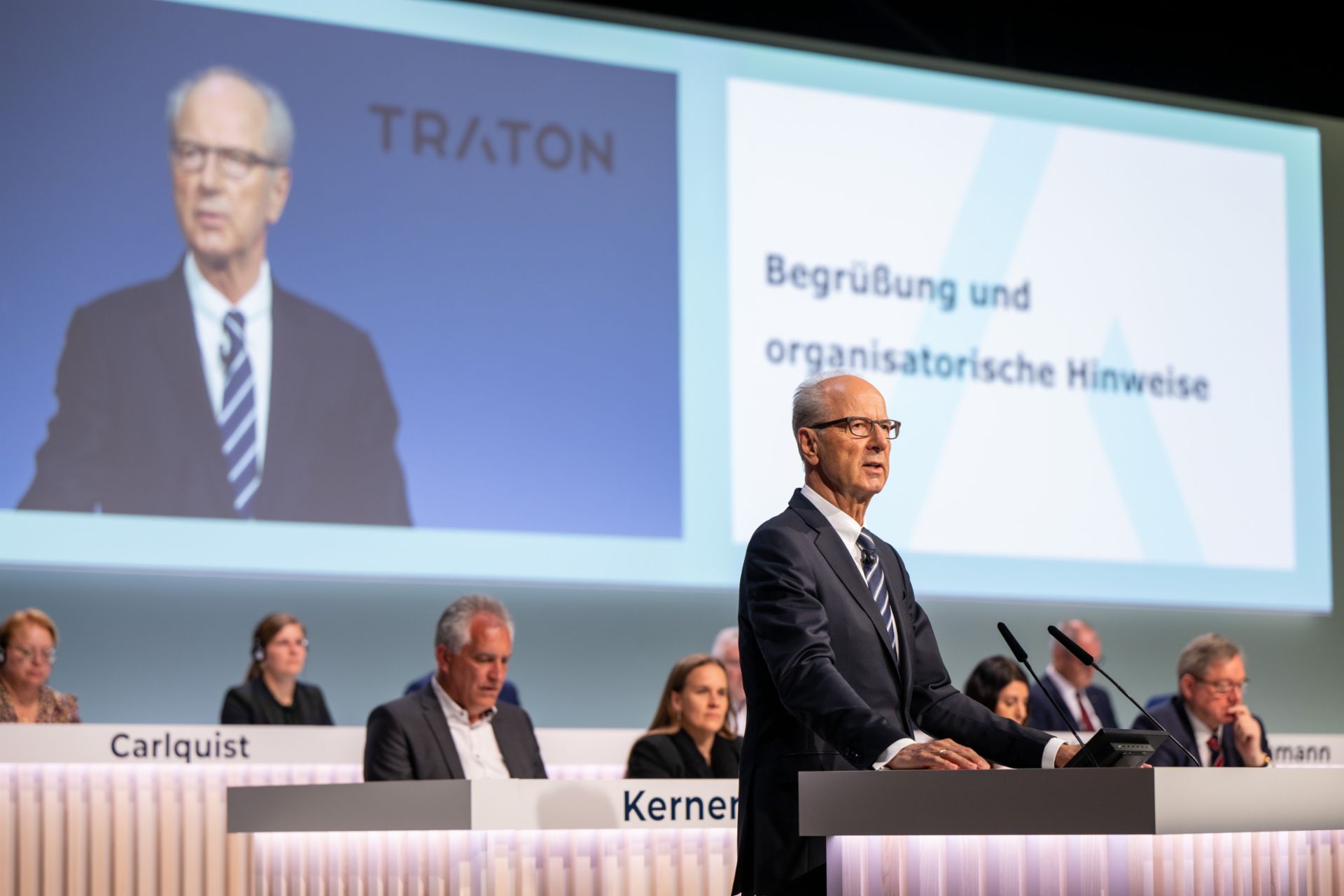 Begrüßung und organisatorische Hinweise zur TRATON Hauptversammlung 2023 durch Hans Dieter Pötsch.
                 
