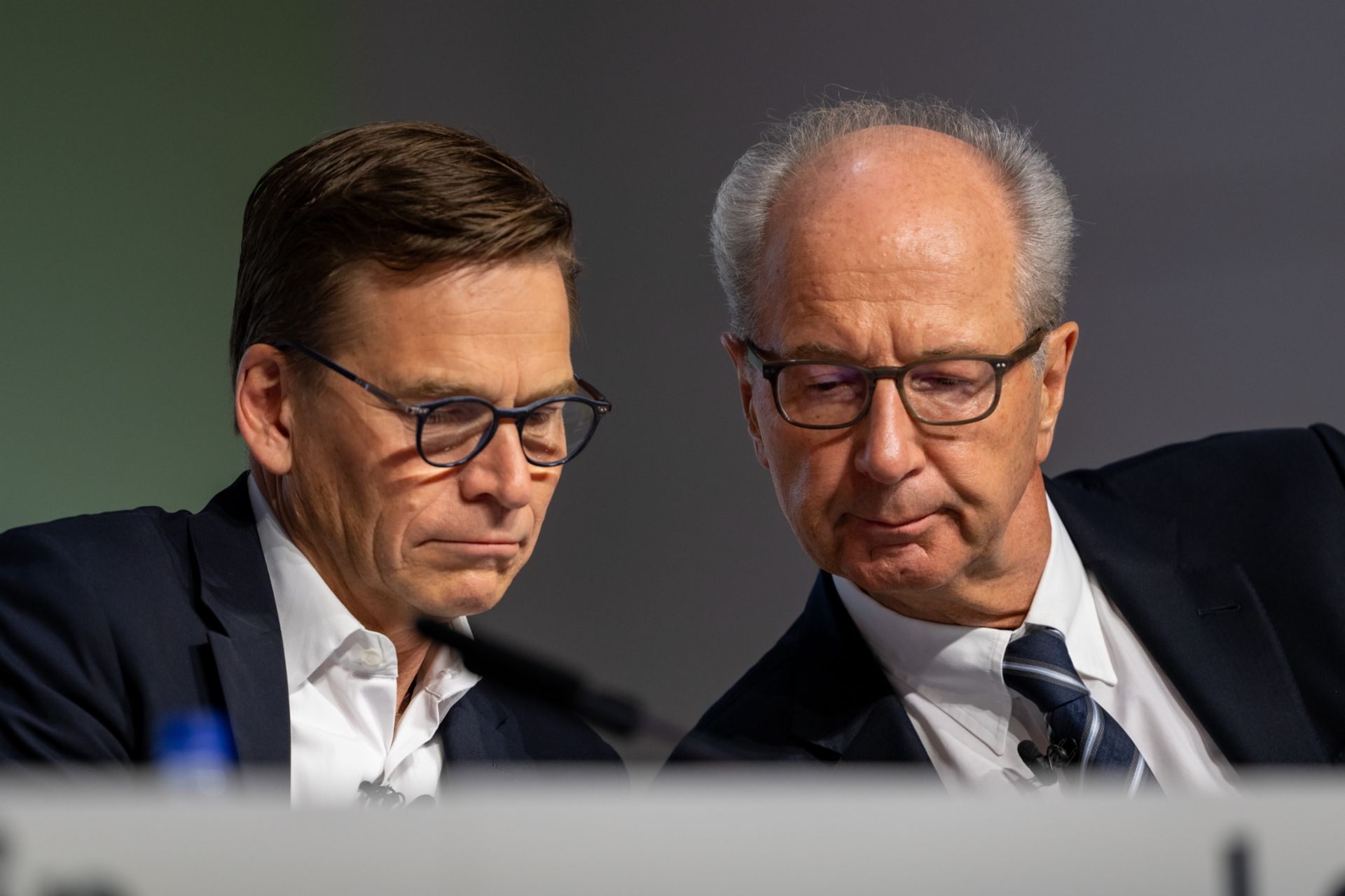 CEO Christian Levin und Aufsichtsratsvorsitzender Hans Dieter Pötsch diskutieren die Wortmeldungen der Aktionäre.
                 