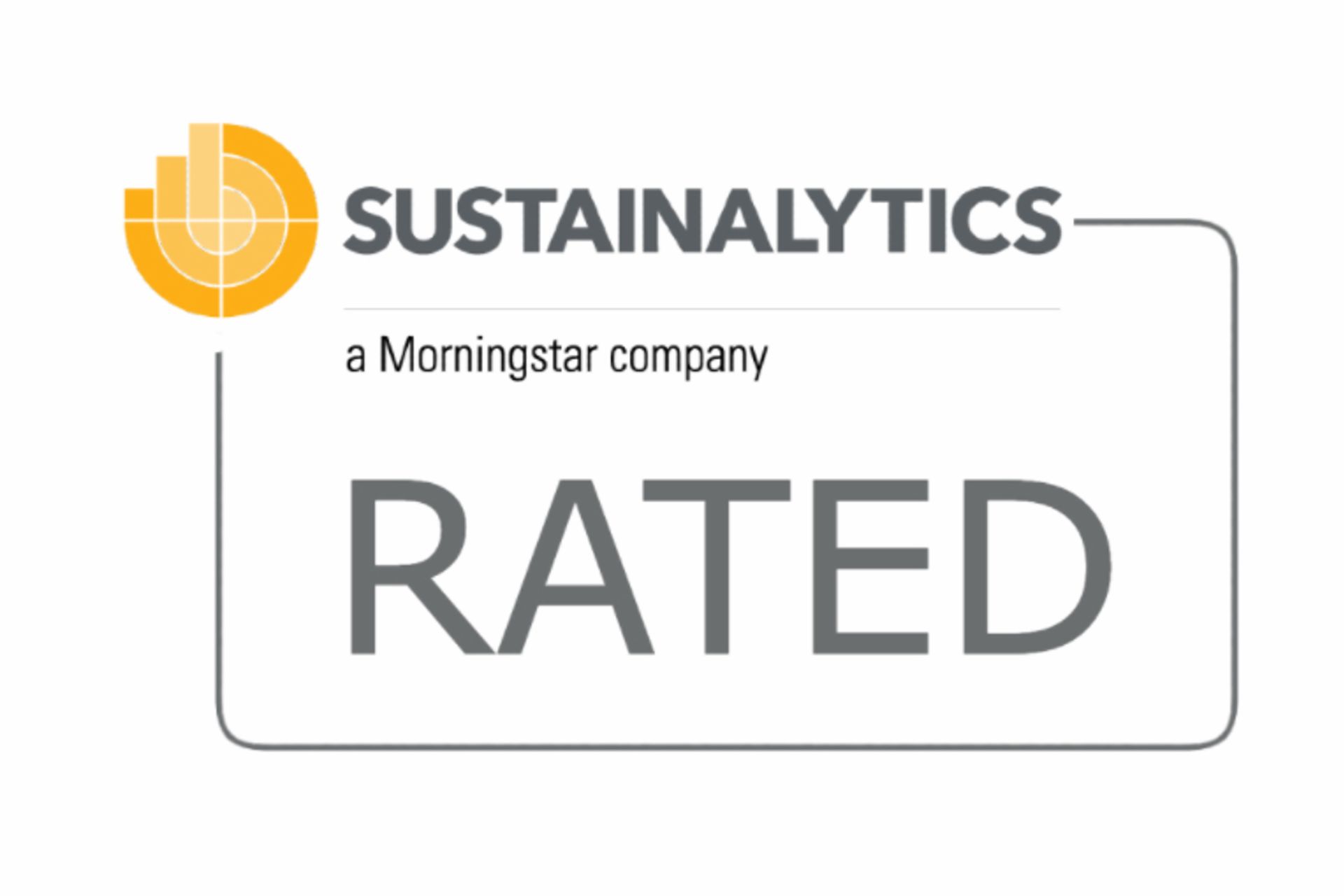 Sustainalytics-Aufschrift mit gelbem Logo