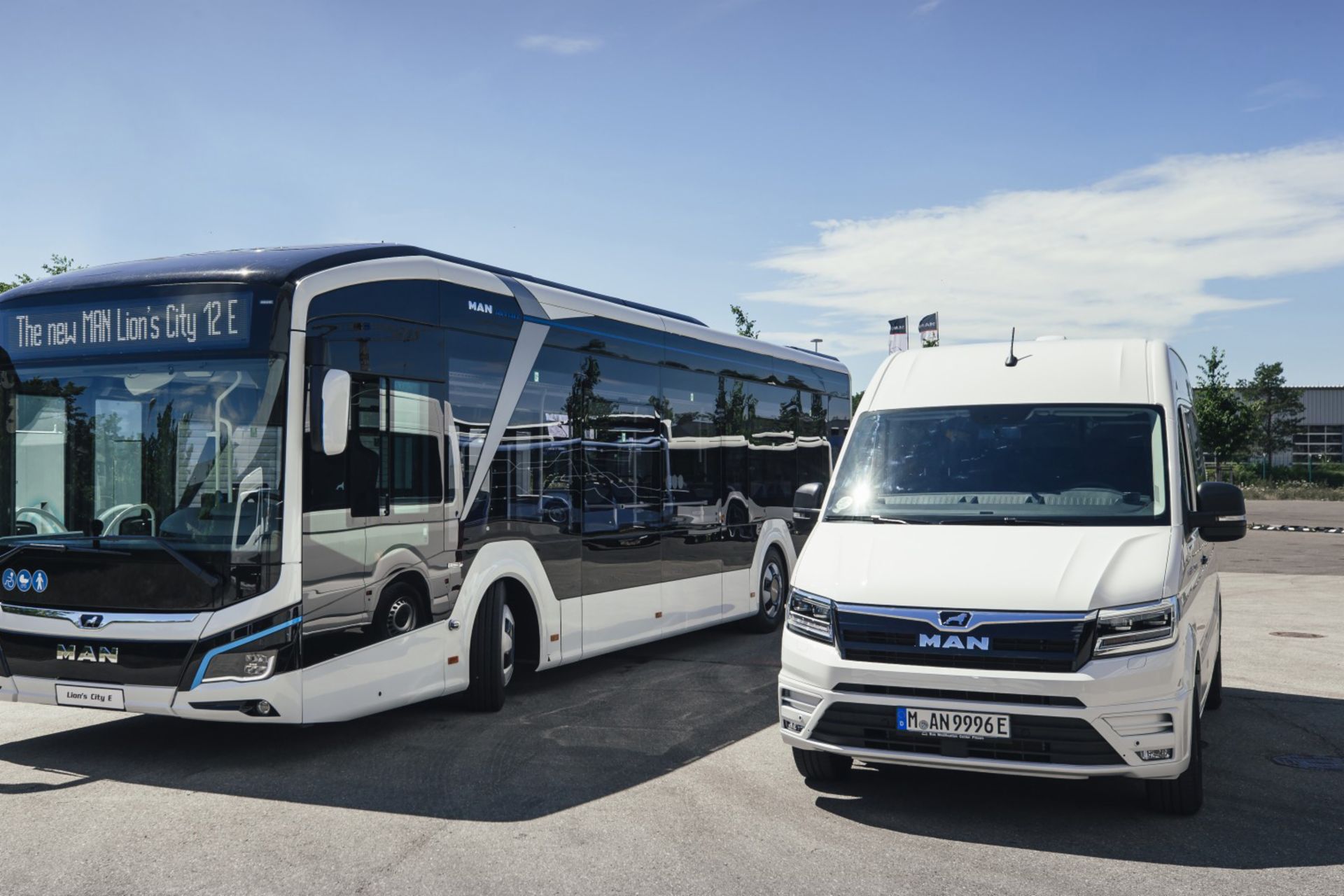 Auf der ElekBu 2020 können Besucher gleich zwei vollelektrische MAN-Fahrzeuge bestaunen – einen Lion’s City E in der 12-Meter-Soloversion und einen eTGE als ergänzende Lösung zur umweltfreundlichen Wartung von Busflotten.
                 