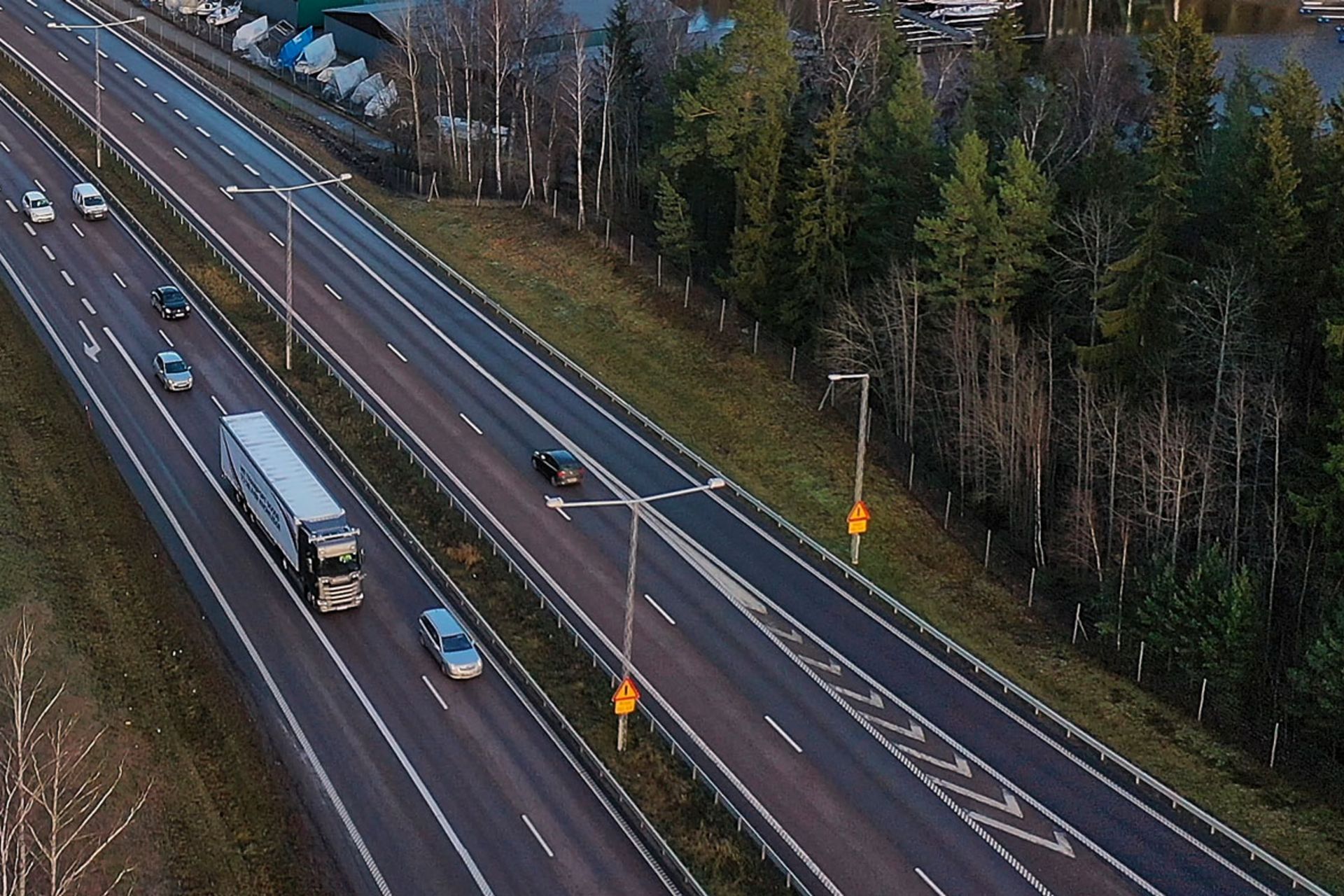 Scania has been granted permission by the Swedish Transport Agency to test self-driving trucks on the E4 motorway between Södertälje and Jönköping.
                 