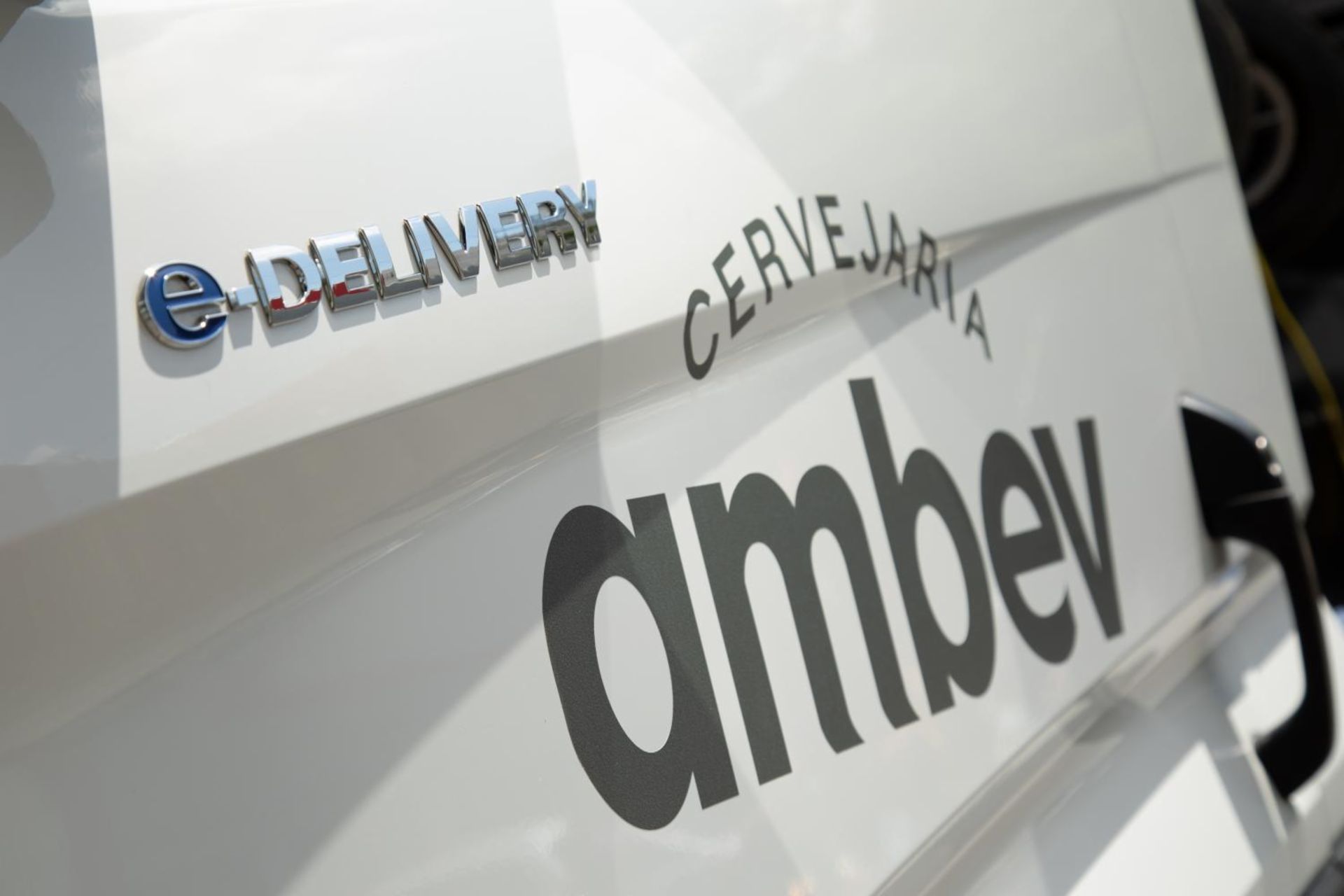 Ambev and VW Caminhões e Ônibus officially signed an agreement this week to deliver the first 100 e-Delivery electric trucks.